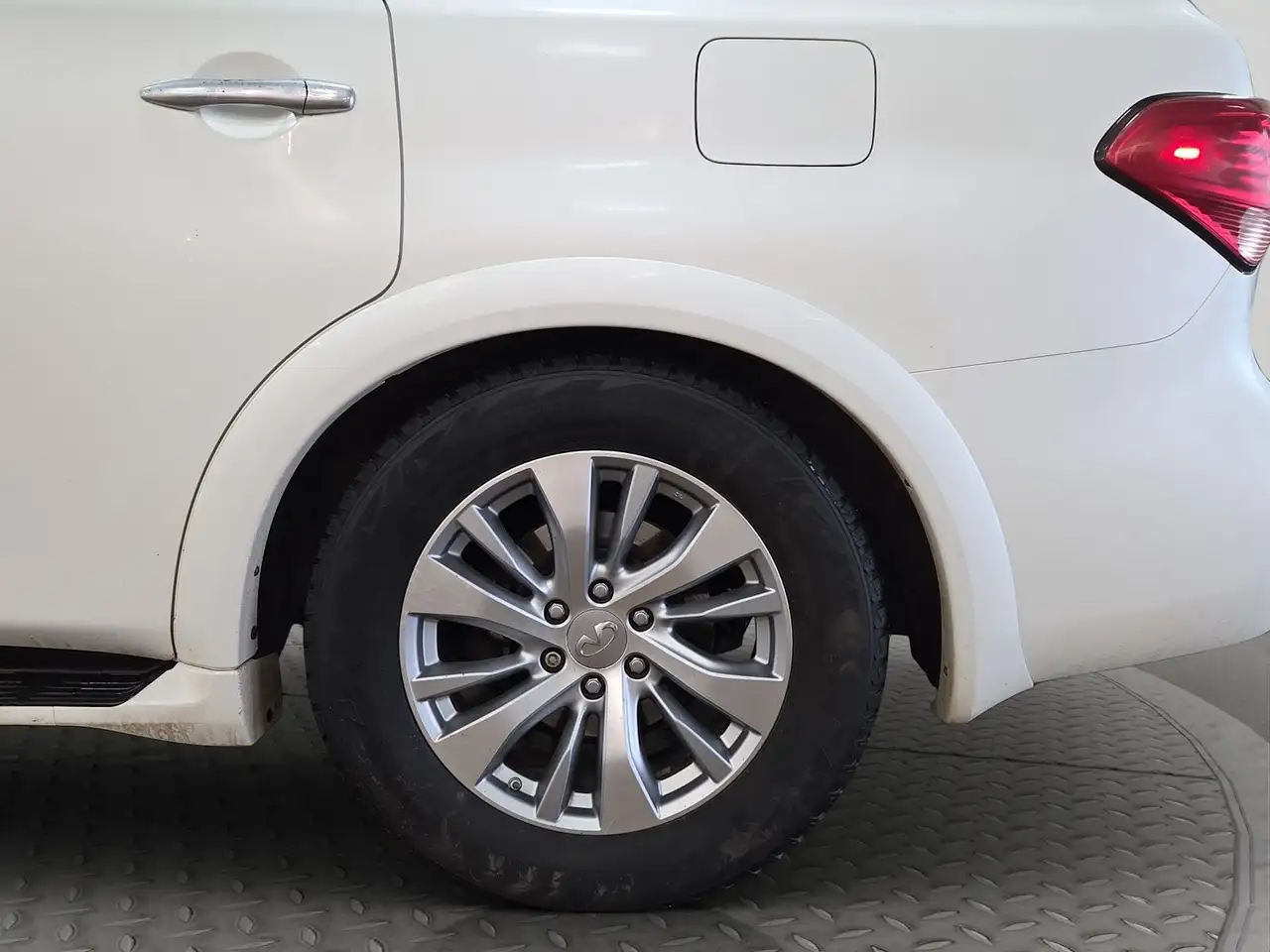 Infiniti QX80 снимка Infiniti QX80