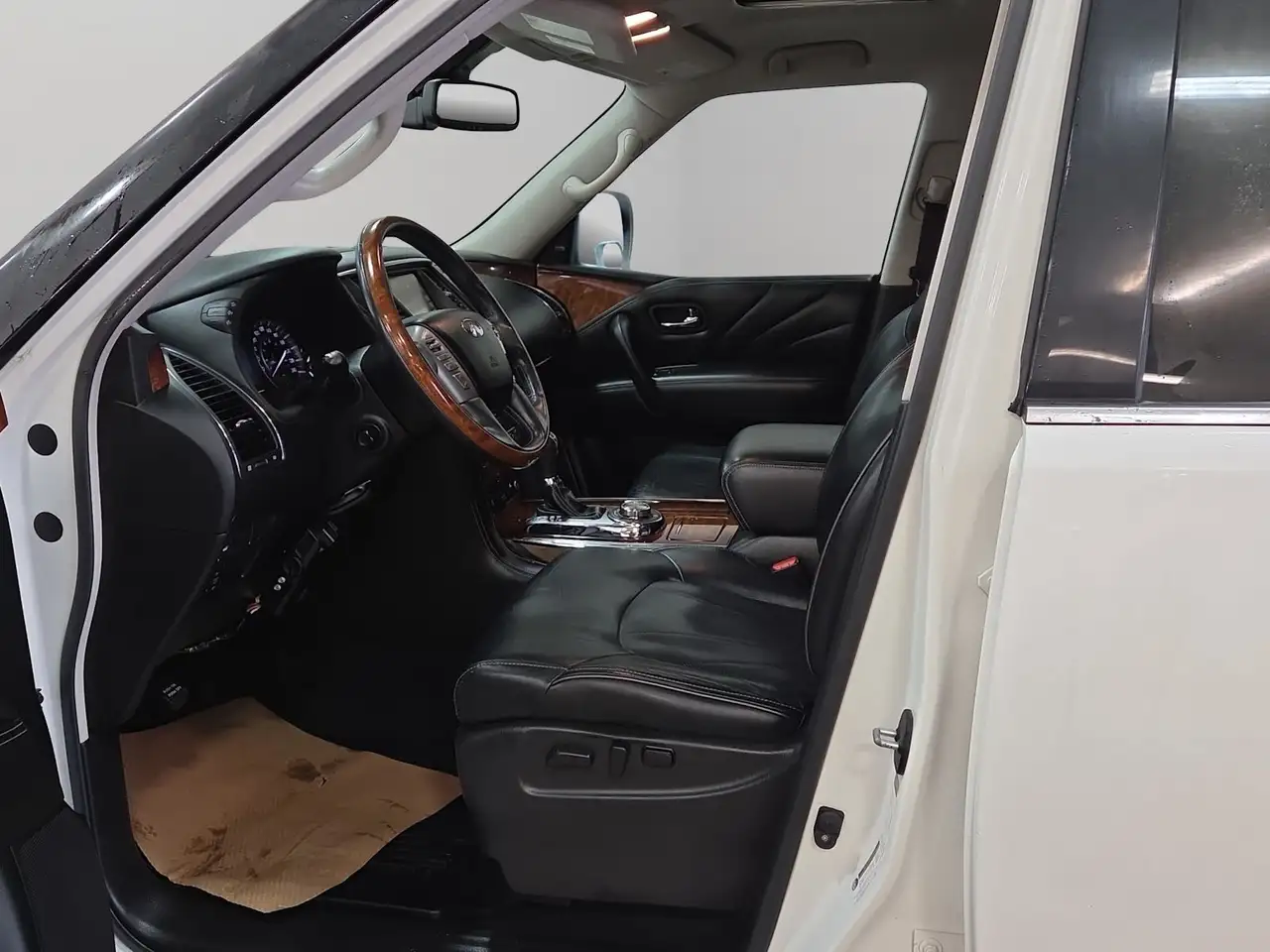 Infiniti QX80 снимка Infiniti QX80