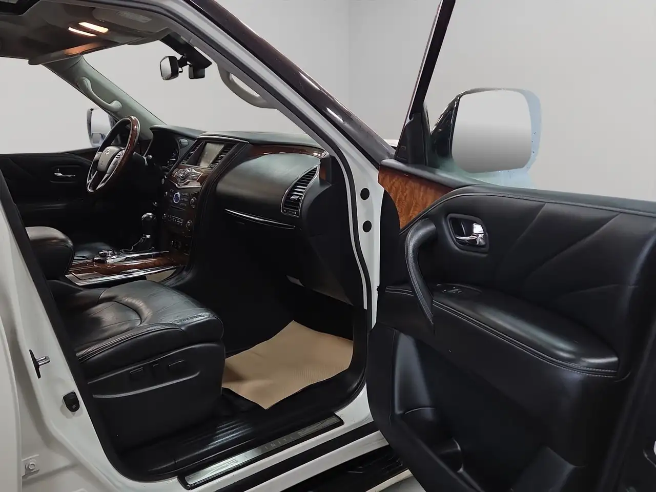 Infiniti QX80 снимка Infiniti QX80