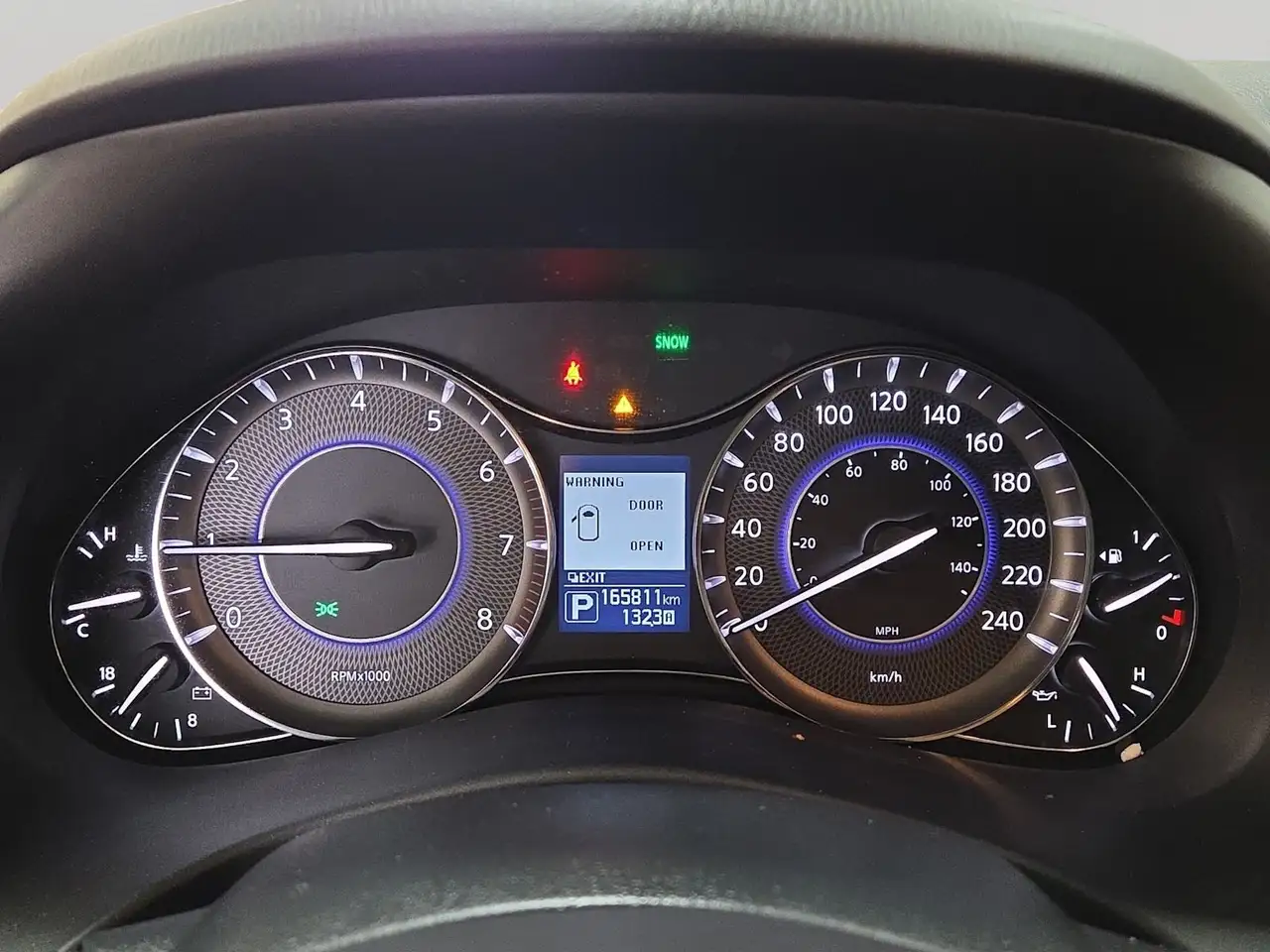 Infiniti QX80 снимка Infiniti QX80