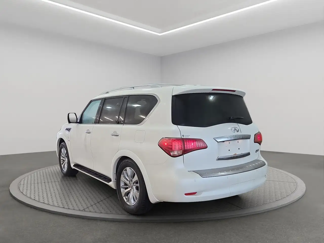Infiniti QX80 снимка Infiniti QX80