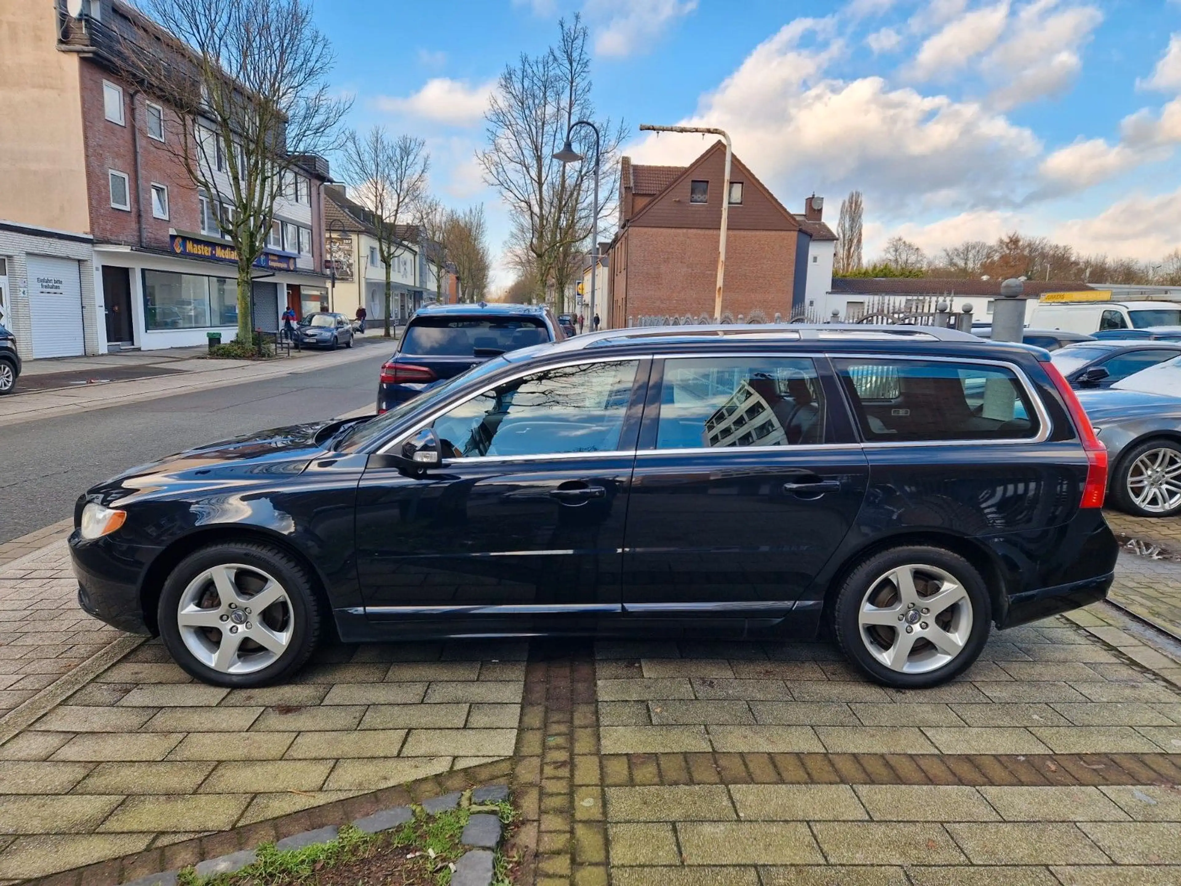 Volvo V70 Summum 2.4 AWD 4X4*XENON*LEDER*AHK*BLIS*ACC* — photo 8