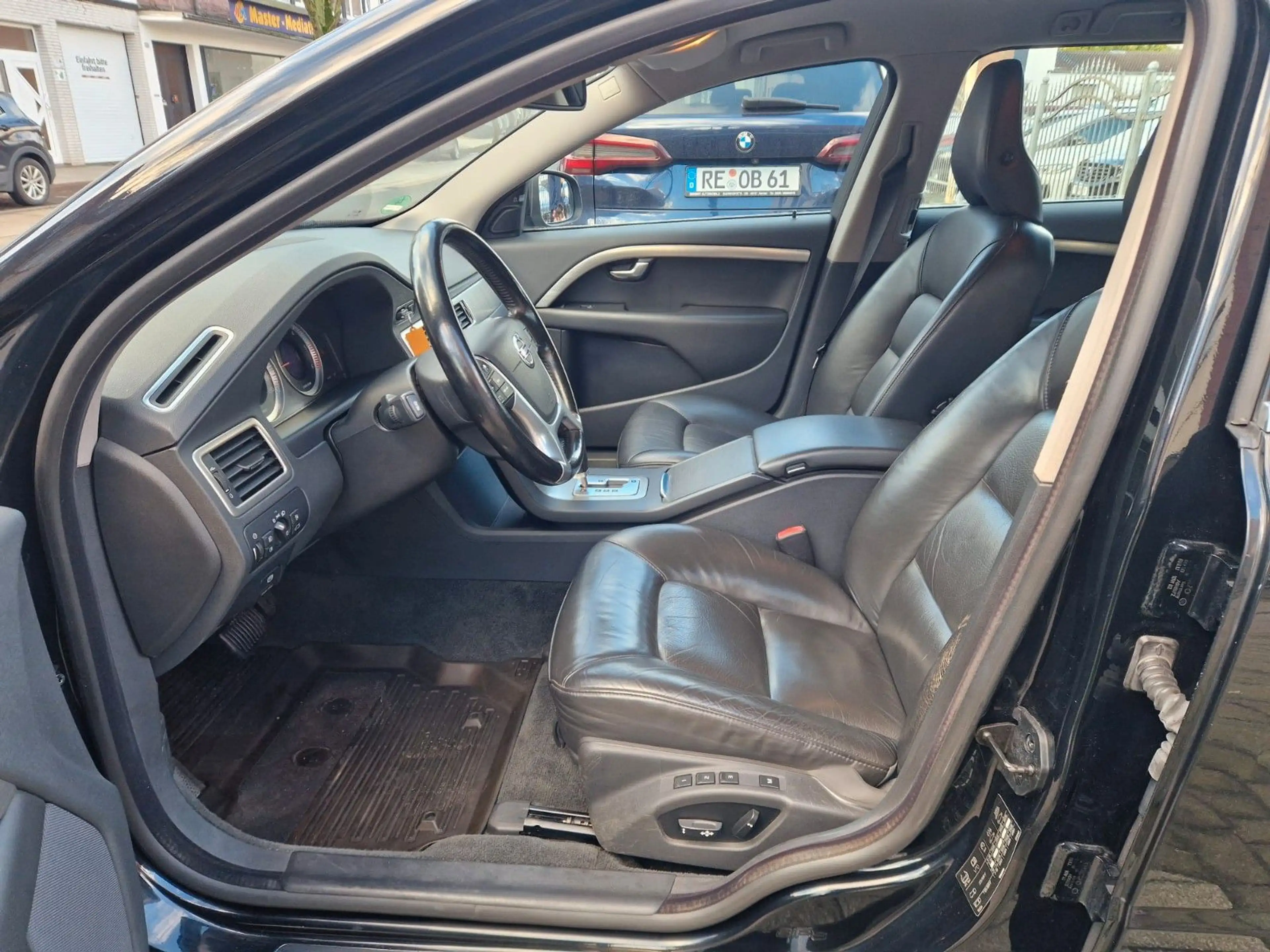Volvo V70 Summum 2.4 AWD 4X4*XENON*LEDER*AHK*BLIS*ACC* — photo 12