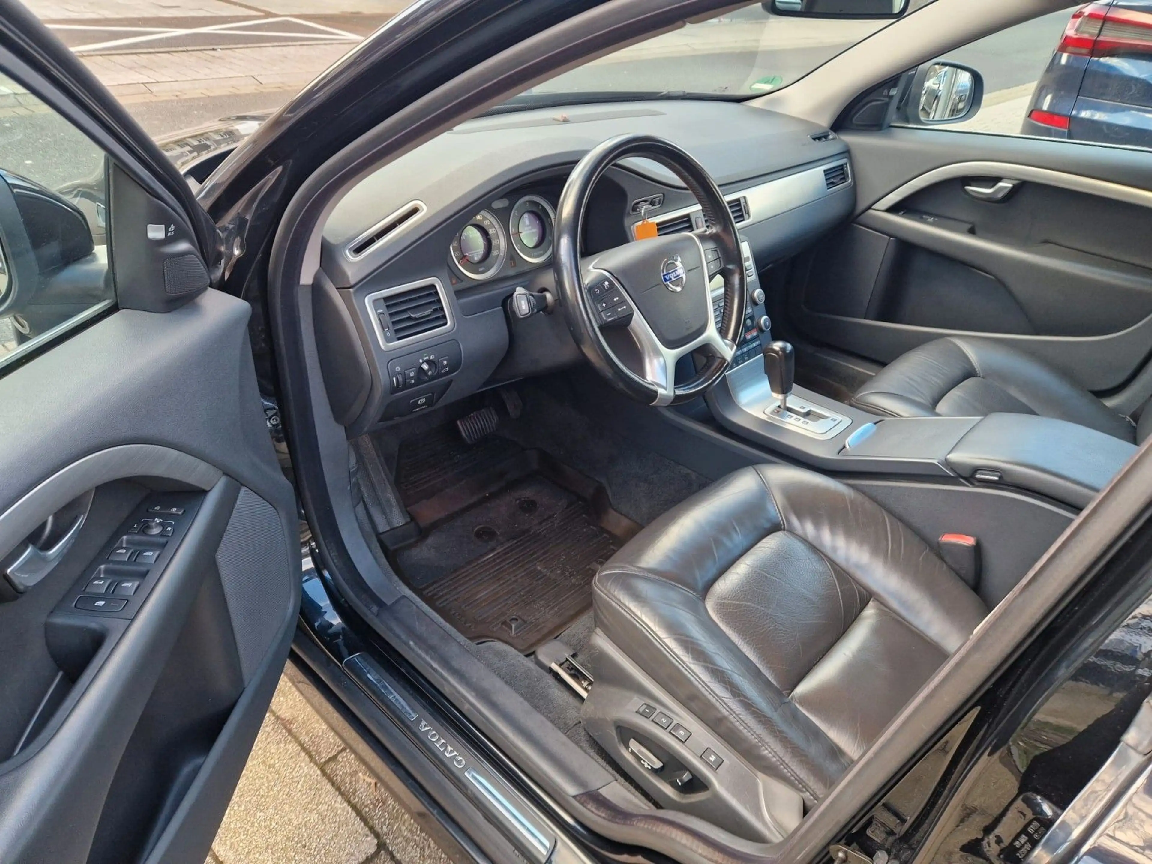 Volvo V70 Summum 2.4 AWD 4X4*XENON*LEDER*AHK*BLIS*ACC* — photo 13