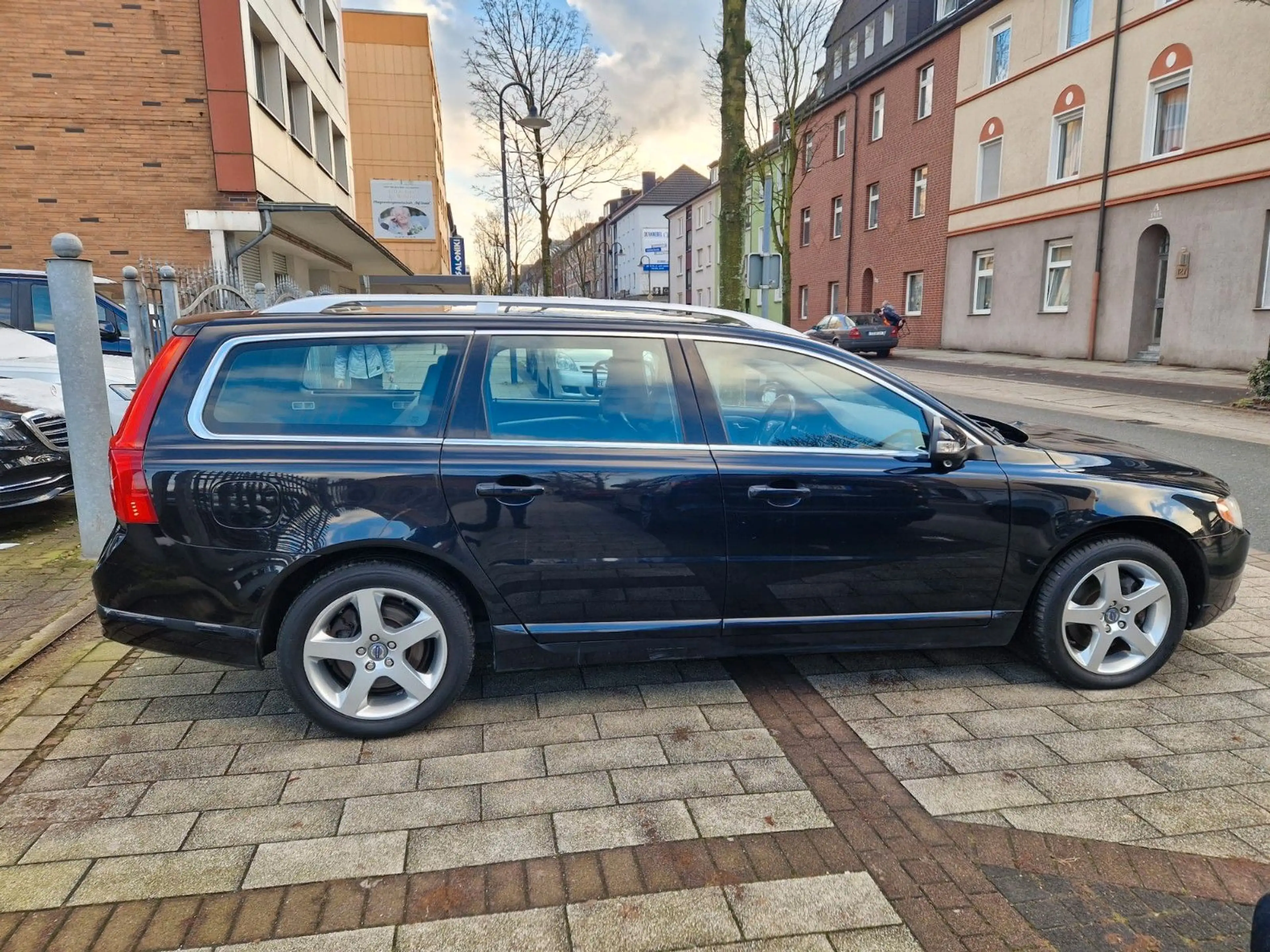 Volvo V70 Summum 2.4 AWD 4X4*XENON*LEDER*AHK*BLIS*ACC* — photo 4