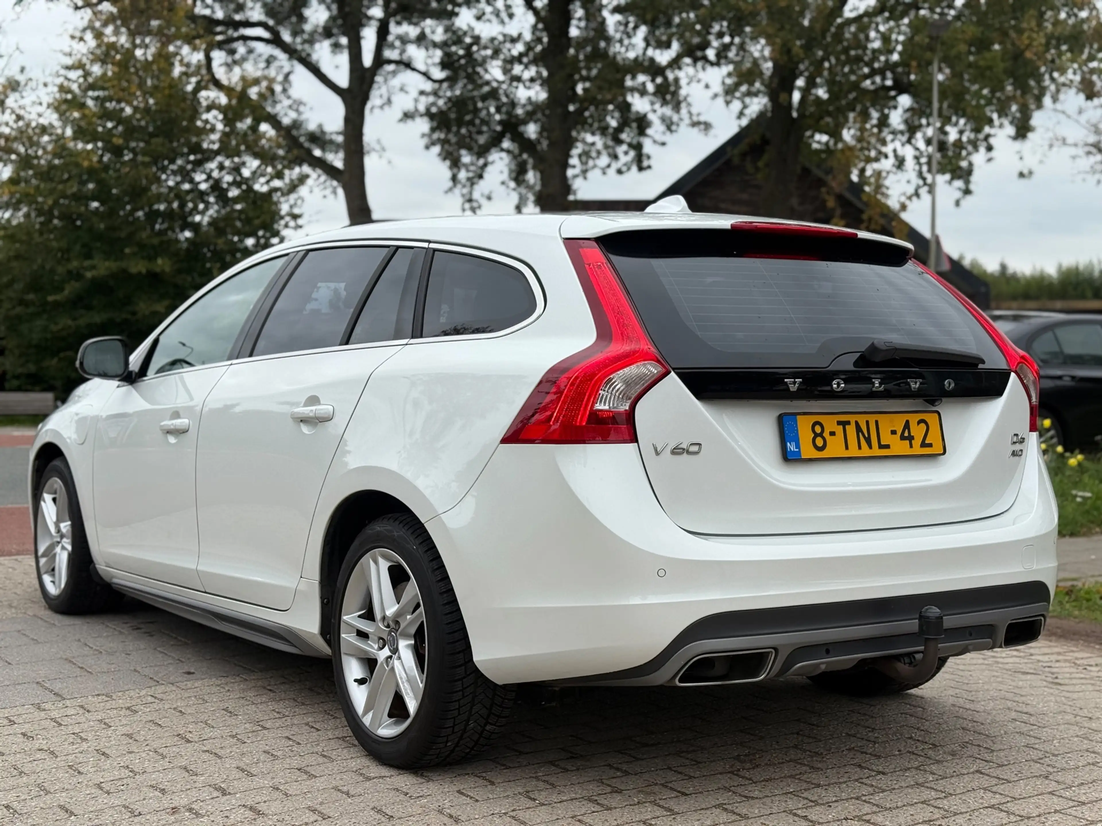 Volvo V60 2.4 D6 AWD Plug-In Hybrid Summum VOL ONDERHOUDEN — photo 3
