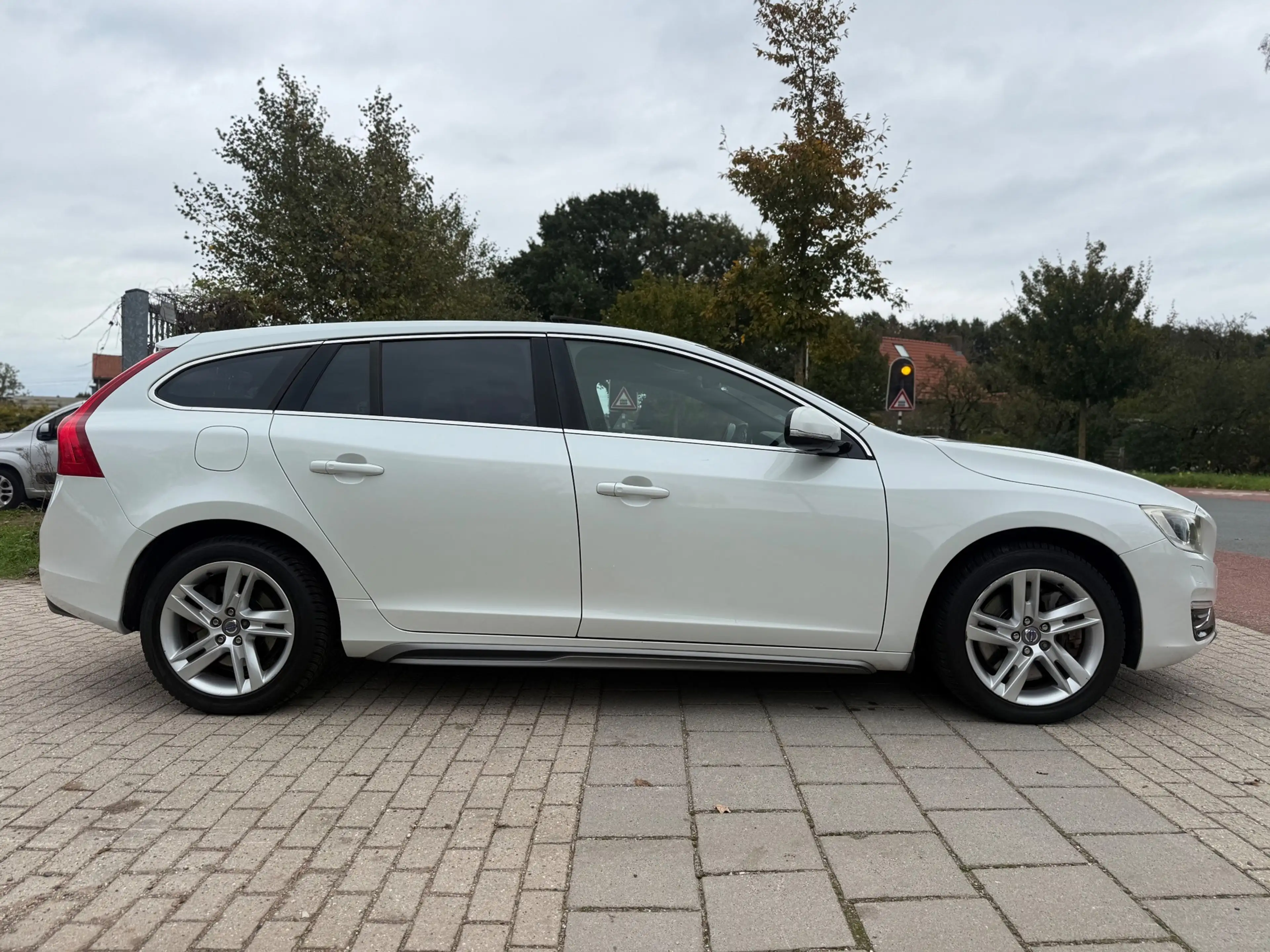 Volvo V60 2.4 D6 AWD Plug-In Hybrid Summum VOL ONDERHOUDEN — photo 7