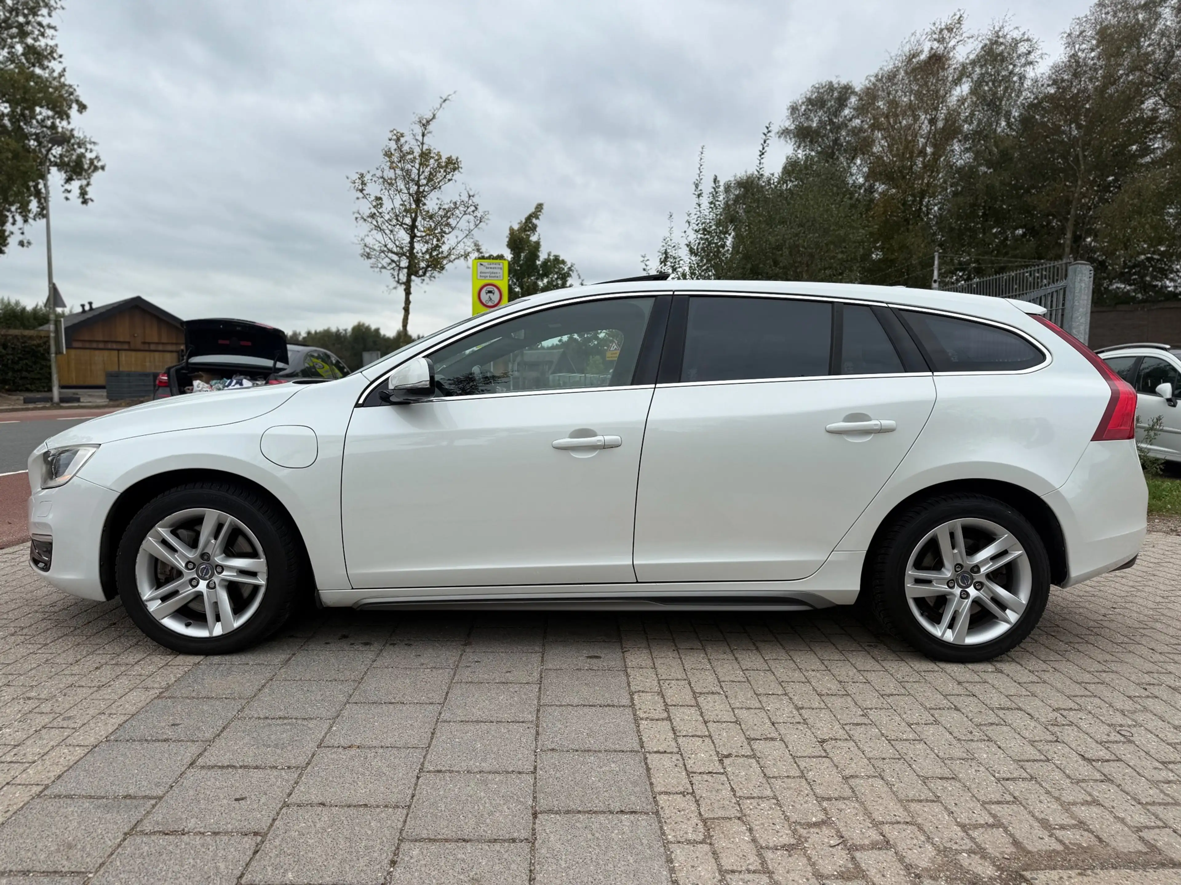 Volvo V60 2.4 D6 AWD Plug-In Hybrid Summum VOL ONDERHOUDEN — photo 2