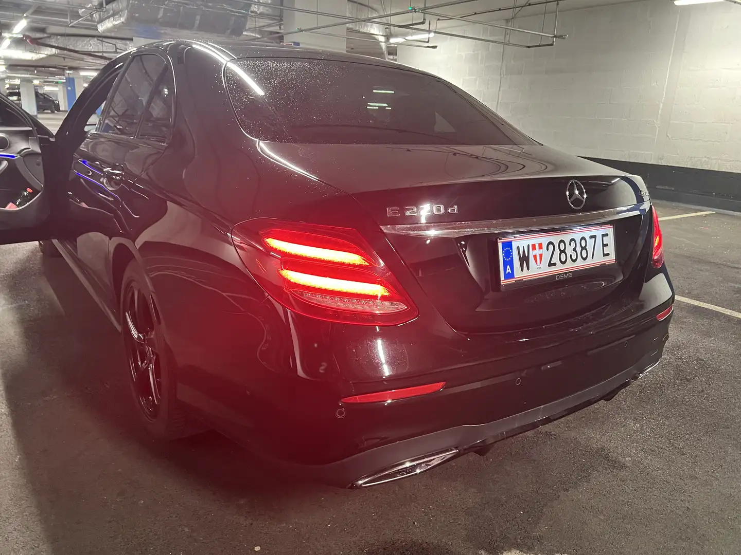 Mercedes-Benz E 220 d 4MATIC Schwarz - 1