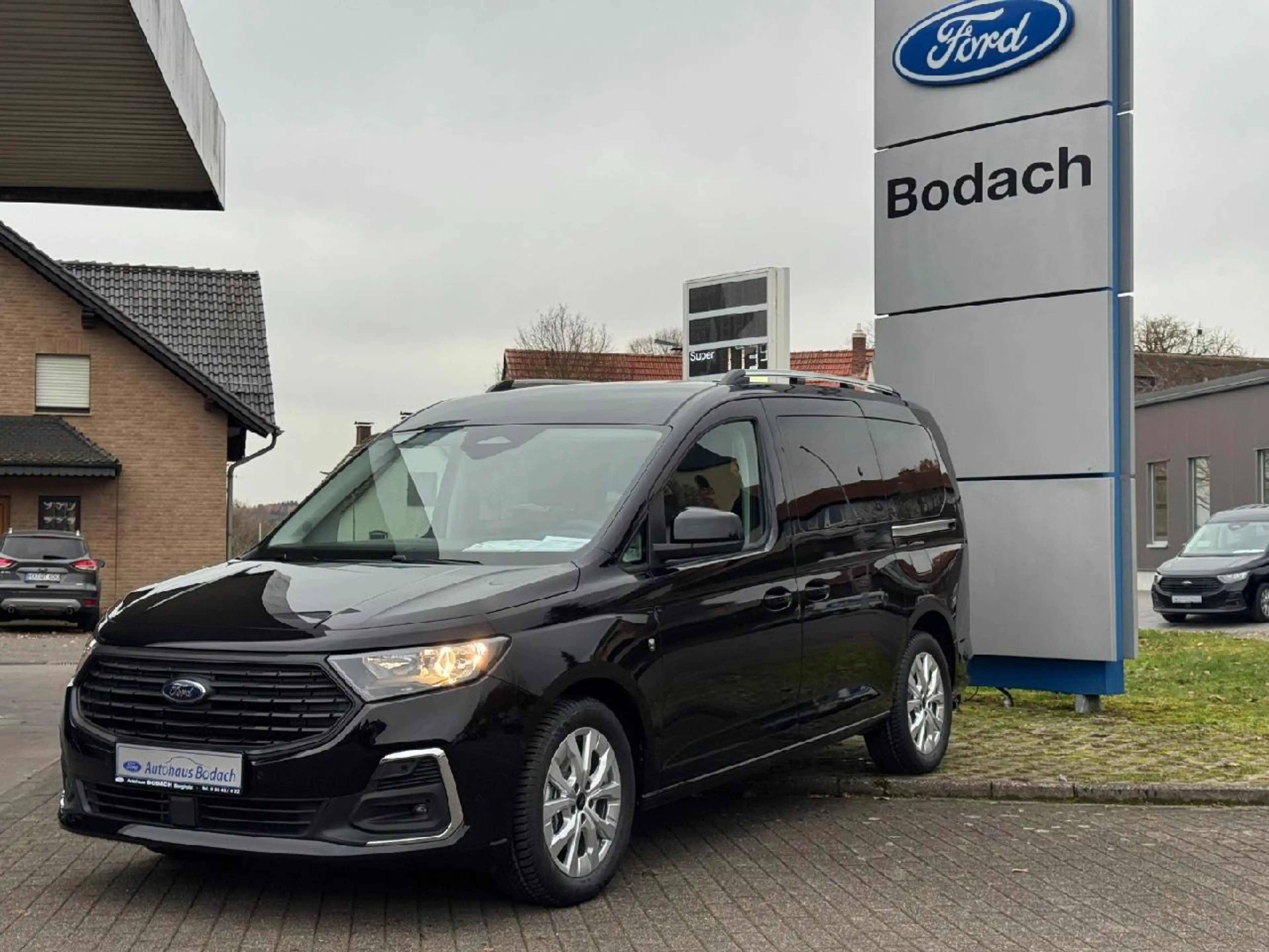 Ford Grand Tourneo Titanium — photo 2