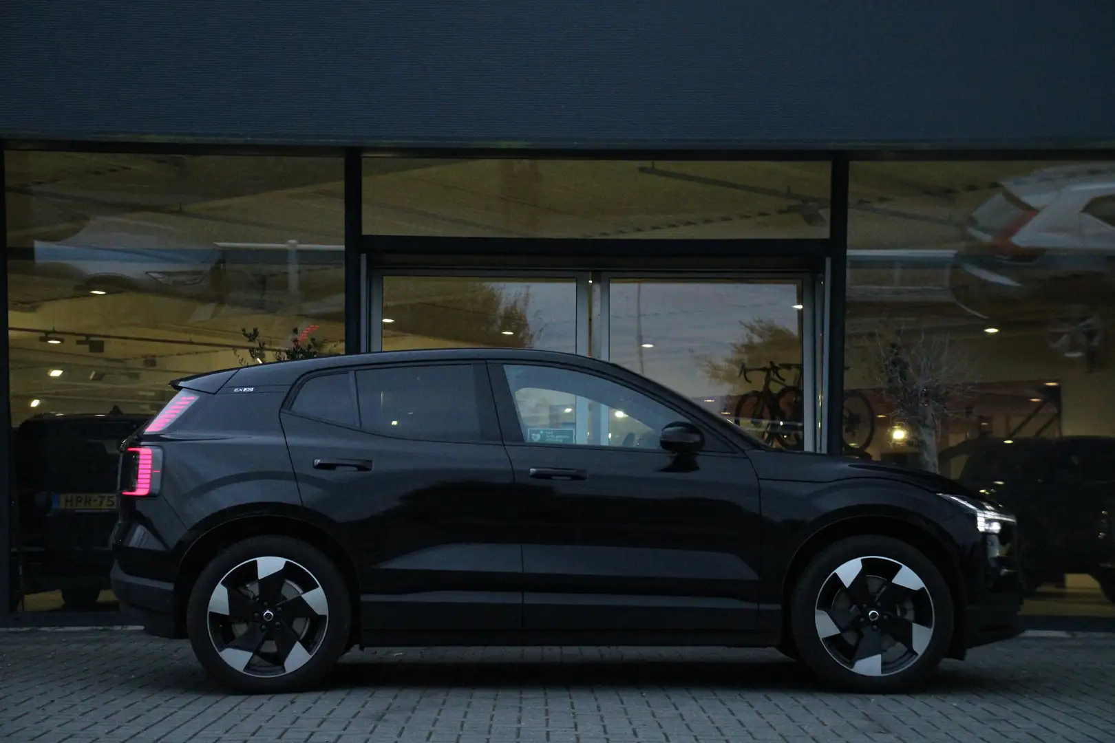 Volvo EX30 Single Motor Extended Range Plus 69 kWh | Achterui Zwart - 2