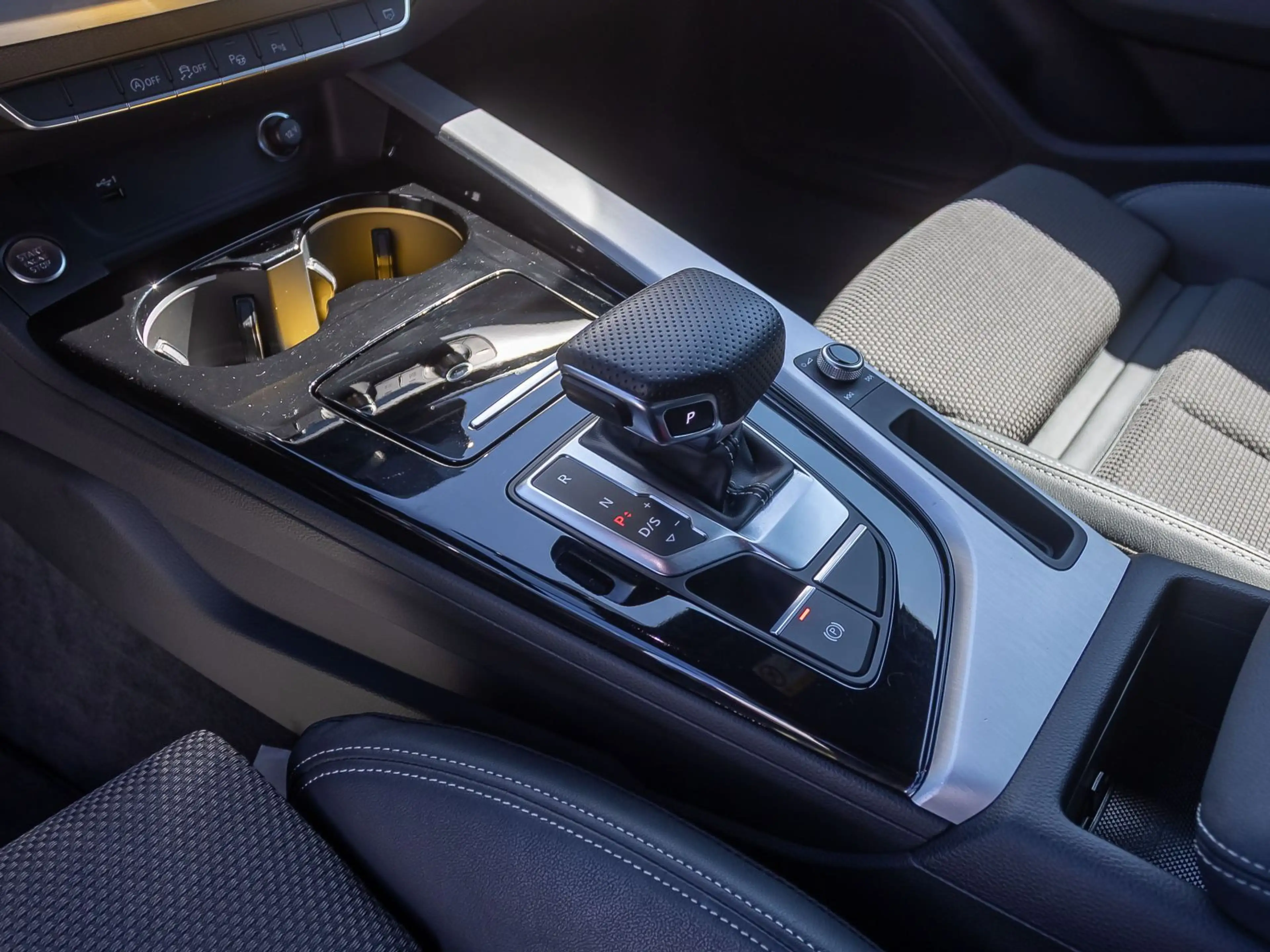 Audi A4 S line 35TFSI Stronic LED GRA DAB CarPlay EPH — photo 18