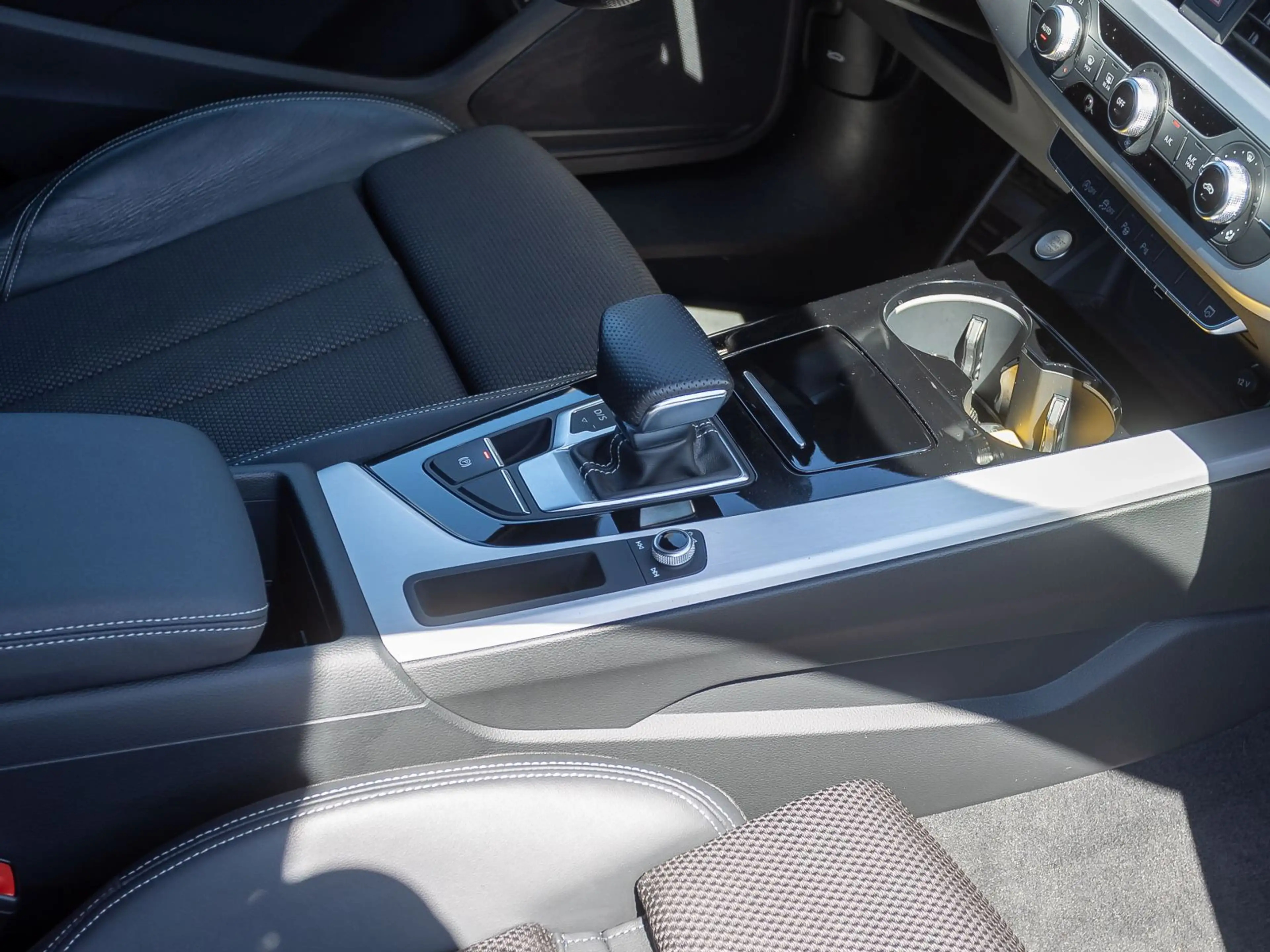 Audi A4 S line 35TFSI Stronic LED GRA DAB CarPlay EPH — photo 28