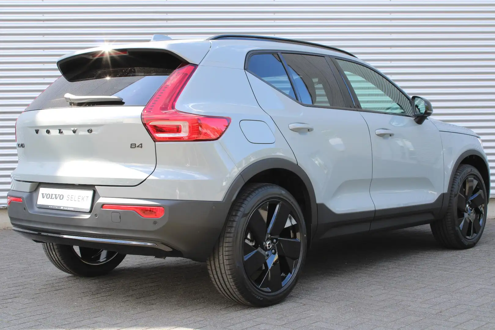 Volvo XC40 B4 Automaat Plus Black Edition | Verwarmbare voors Grijs - 2