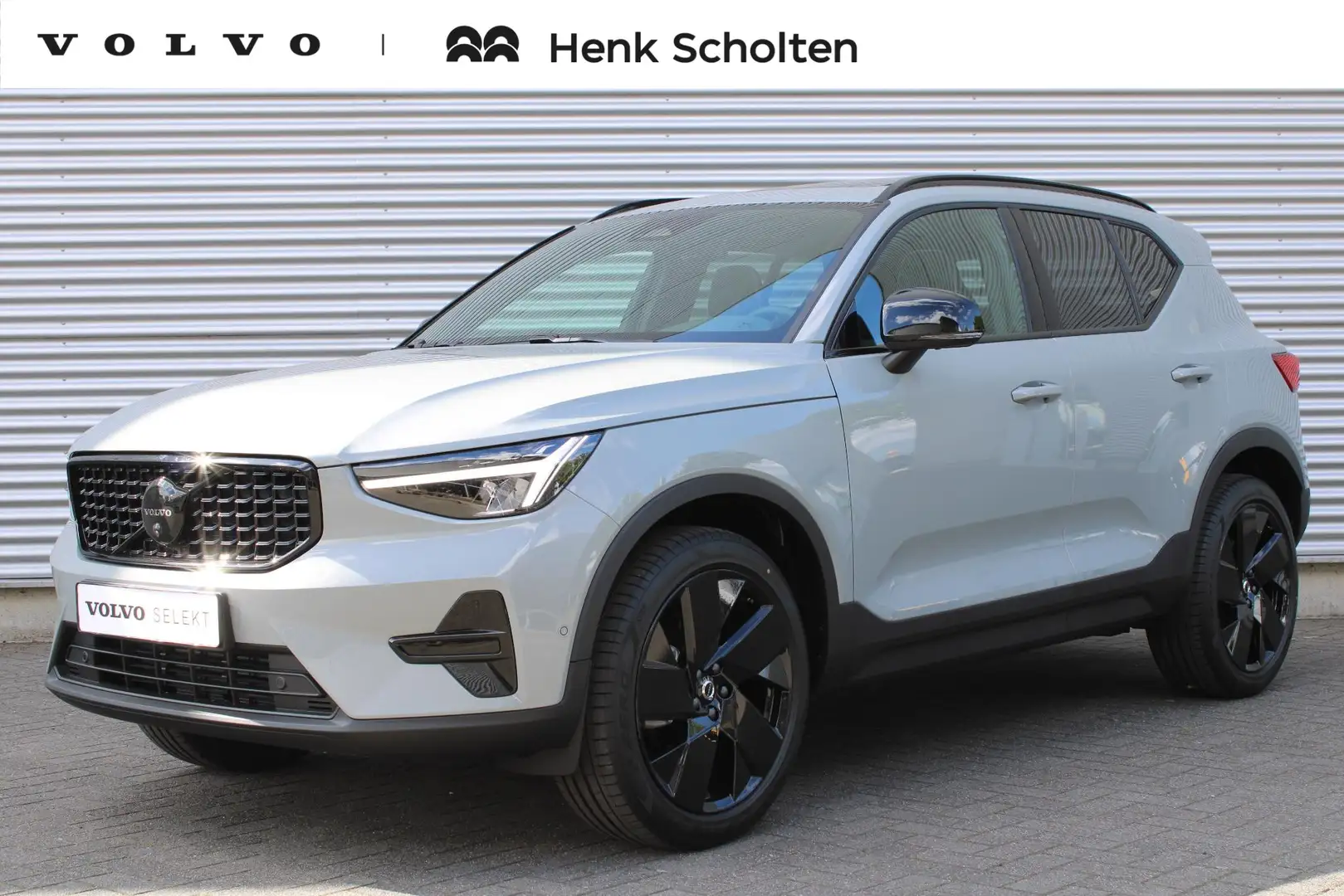 Volvo XC40 B4 Automaat Plus Black Edition | Verwarmbare voors Grijs - 1