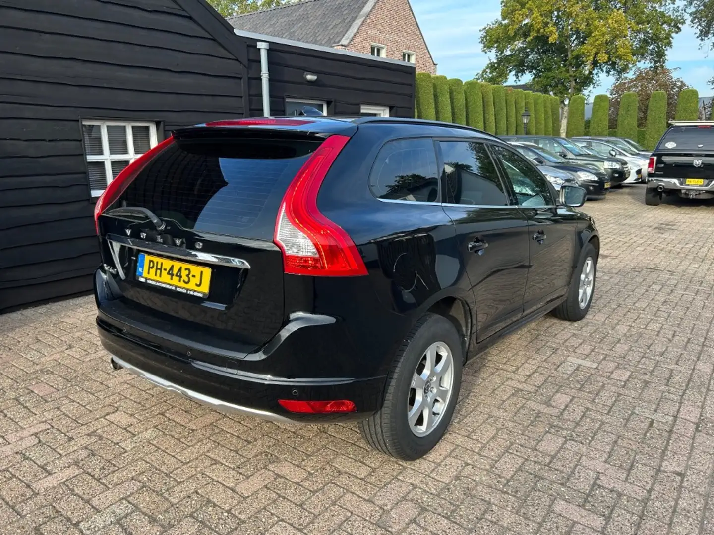 Volvo XC60 2.0 D4 FWD R-Design Zwart - 2