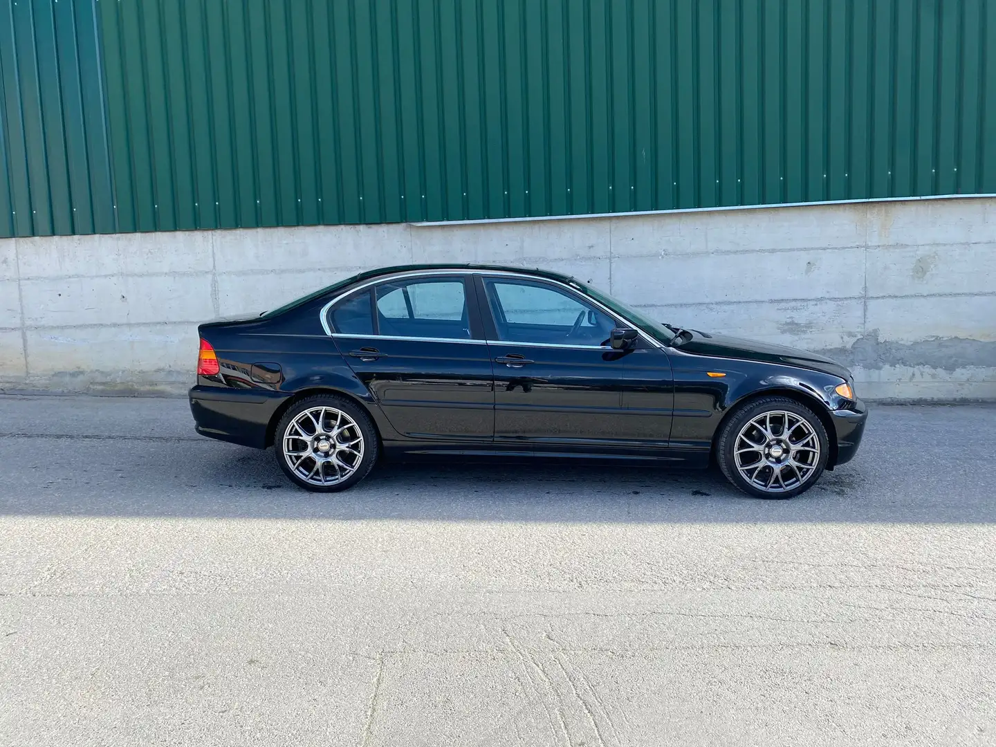 BMW 325 325xi Schwarz - 2