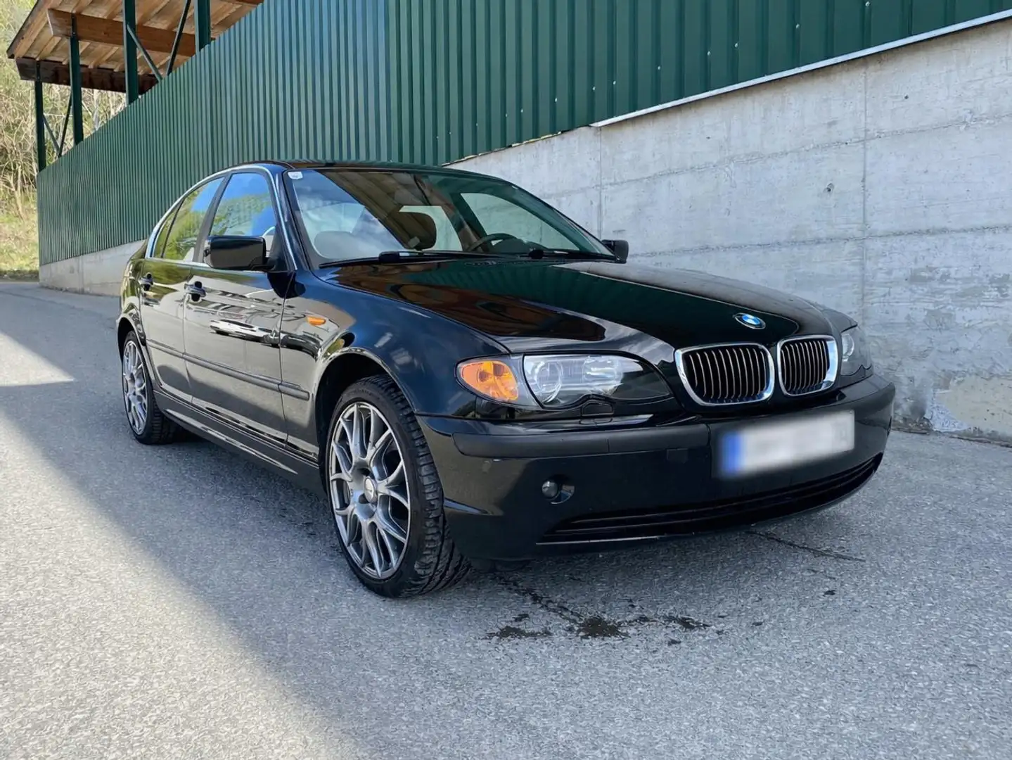 BMW 325 325xi Schwarz - 1