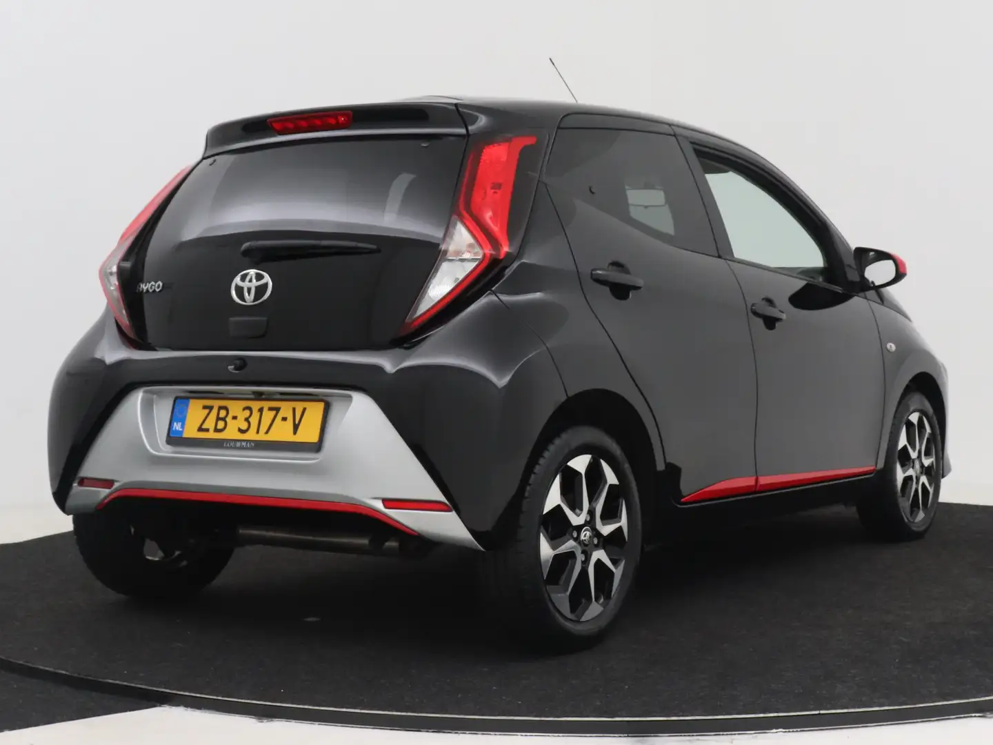 Toyota Aygo 1.0 VVT-i x-joy | Automaat | Black - 2