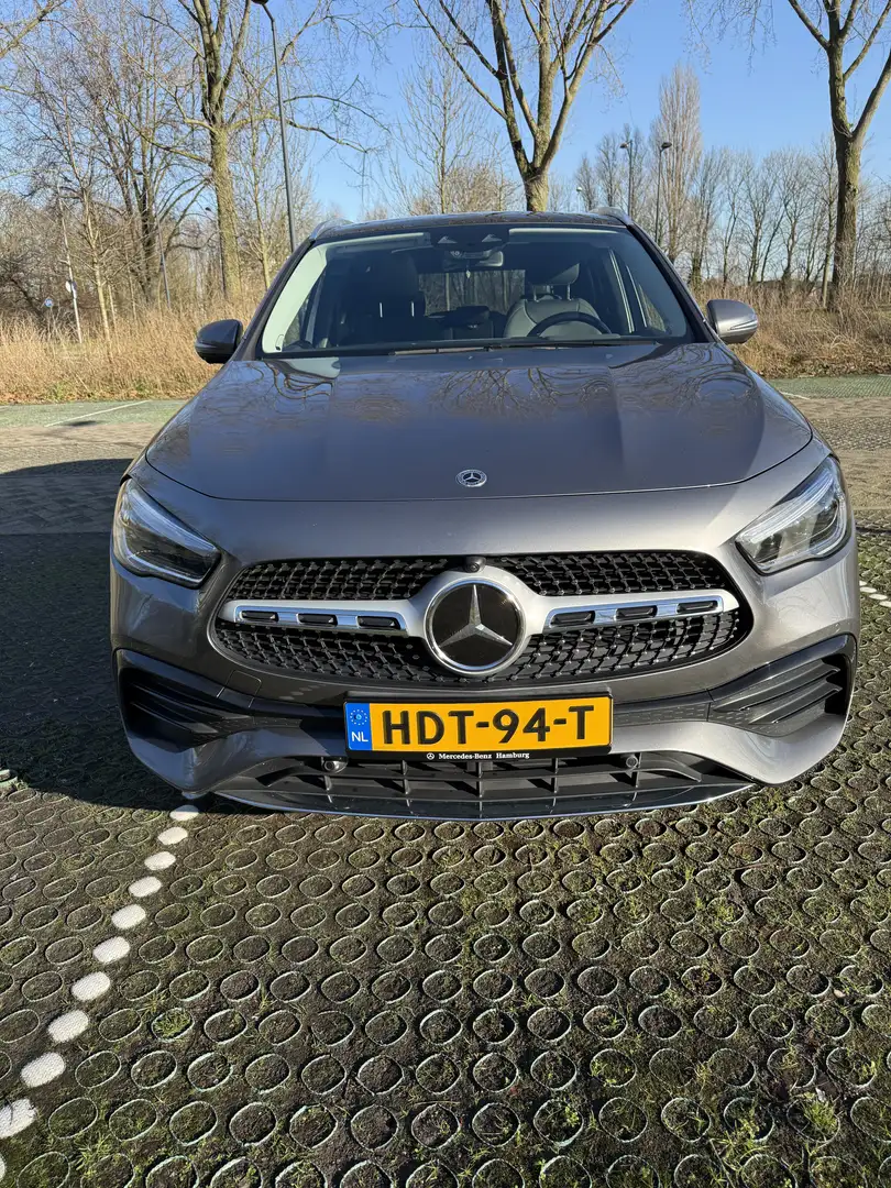 Mercedes-Benz GLA 250 BnsSol AMG Ltd met fabrieks garantie tot jan 2027 Grijs - 1