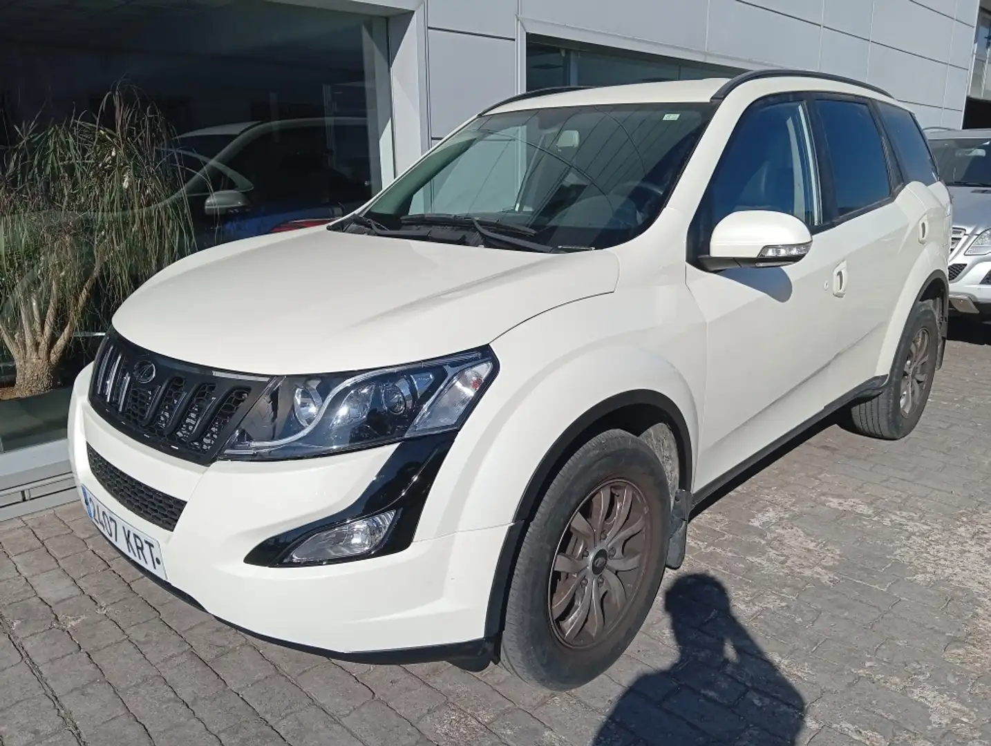 Mahindra XUV500 2.2D W8 FWD Weiß - 2