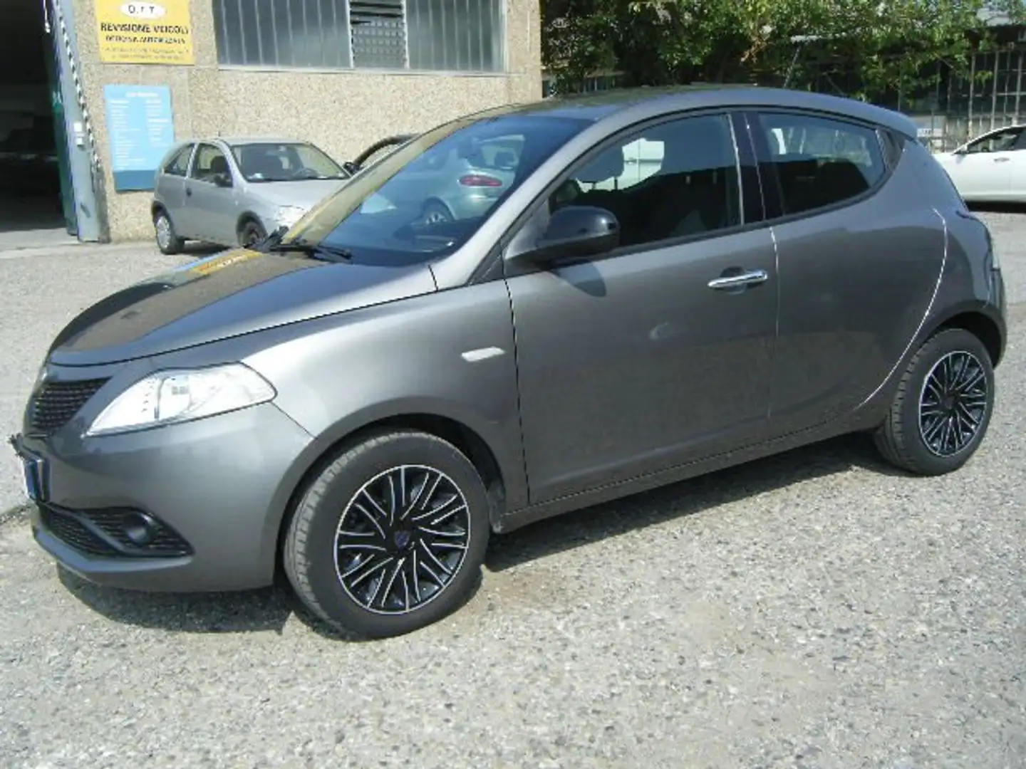 Lancia Ypsilon Ypsilon 1.2 Gold 5 POSTI Gris - 2