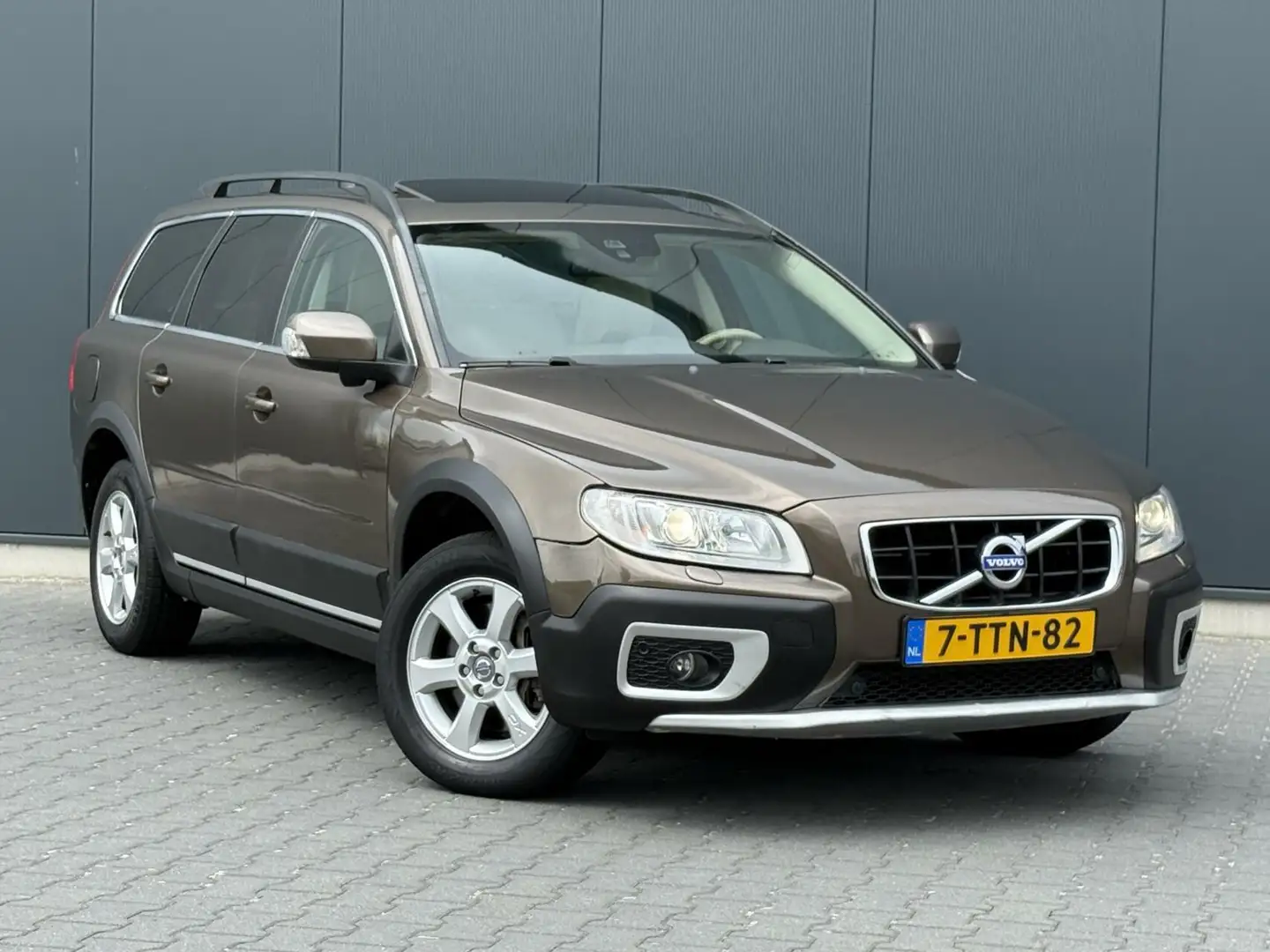 Volvo XC70 3.2 Summum Schuifdak - Leder - DVD - Xenon - Facel Marrón - 2