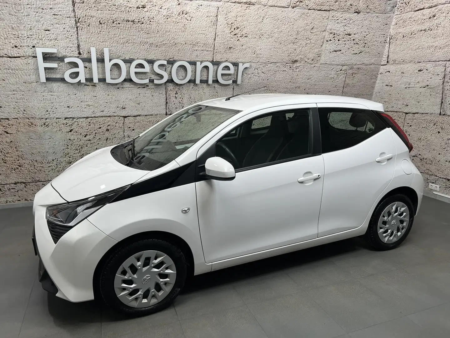 Toyota Aygo X 1,0 VVT-i x-play Weiß - 2