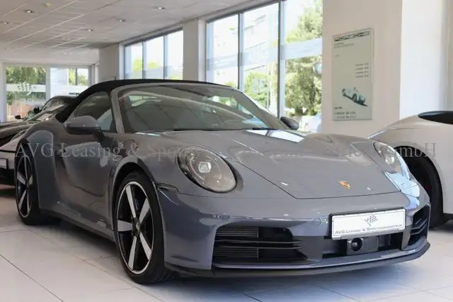 Porsche 911 view 7