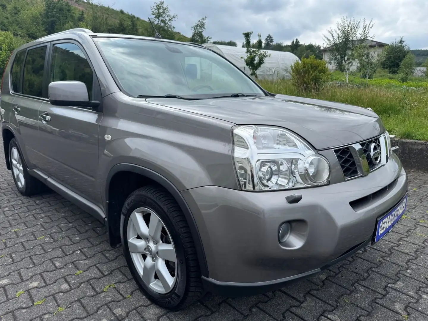Nissan X-Trail 2,5-Automatik-4X4-Leder-AHK-Navi-Tüv neu Grau - 1