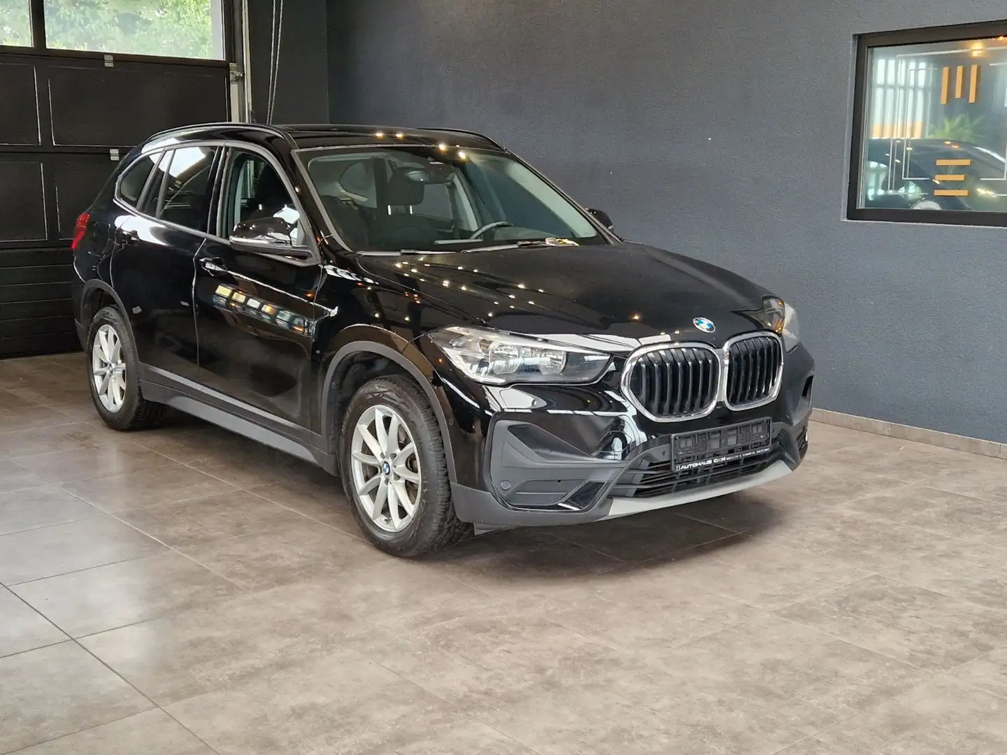 BMW X1 sDrive18i Advantage*Navi*Temp*Klimaauto* Schwarz - 1