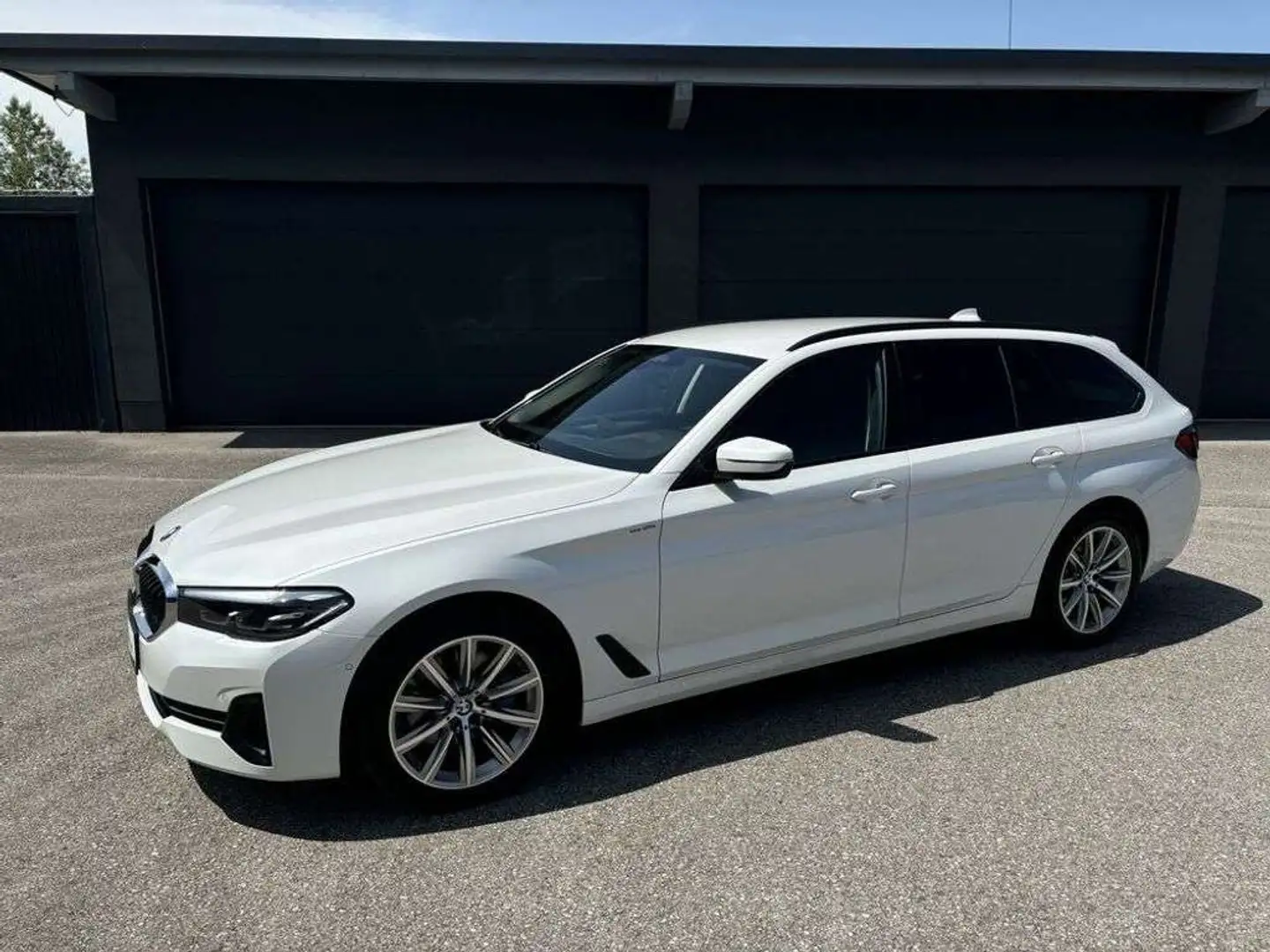 BMW 520 d xDrive Tour. ACC AHK Keyl. Sitzmemory RFK 18'' Weiß - 1