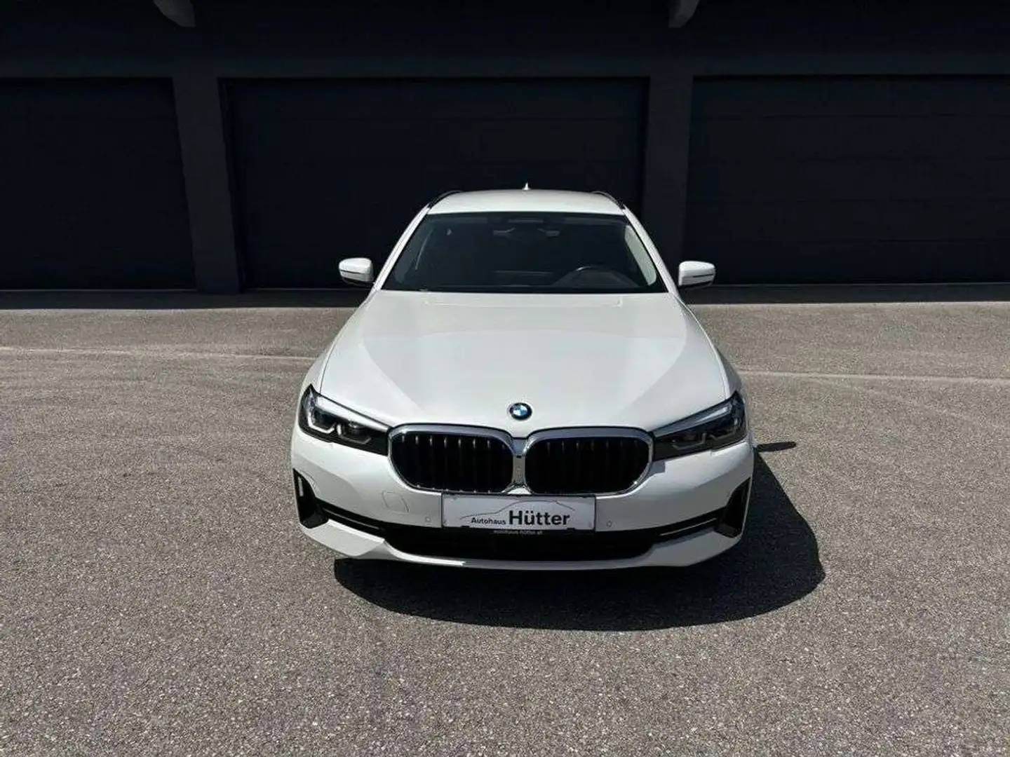 BMW 520 d xDrive Tour. ACC AHK Keyl. Sitzmemory RFK 18'' Weiß - 2