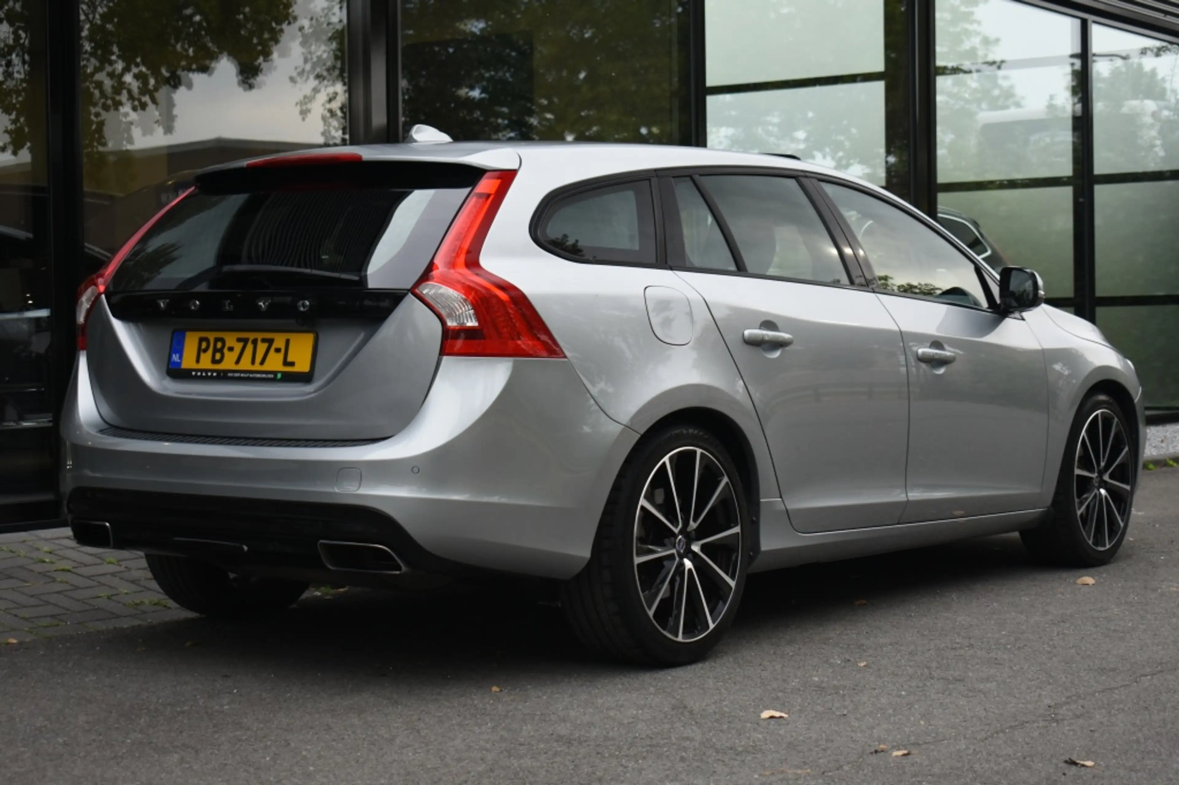 Volvo V60 T3 152pk Aut. Polar+ Dynamic | Camera | Keyless | — photo 2