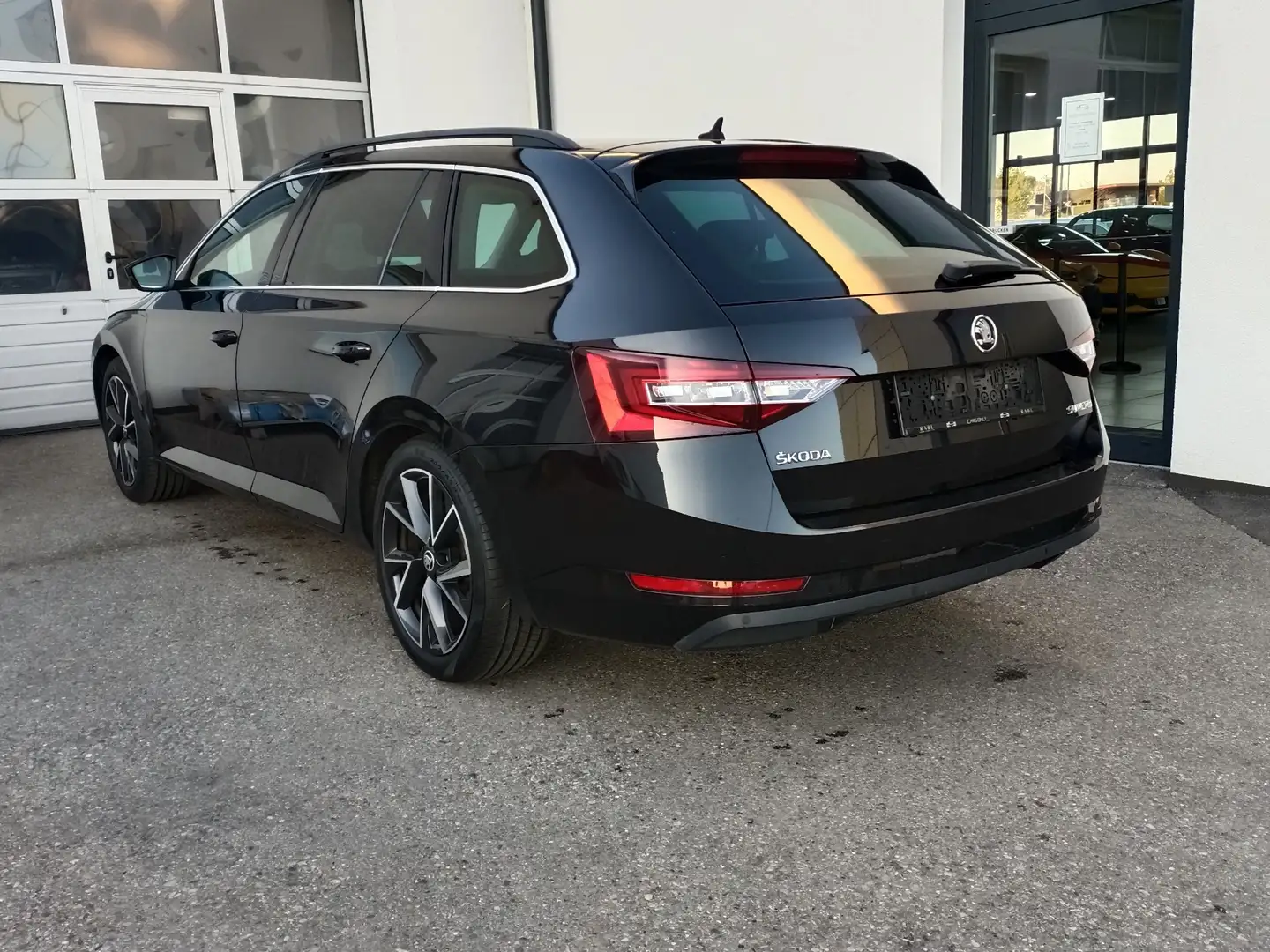 Skoda Superb Kombi 2,0 TDI Ambition DSG,Sitzheizung,APP Schwarz - 2