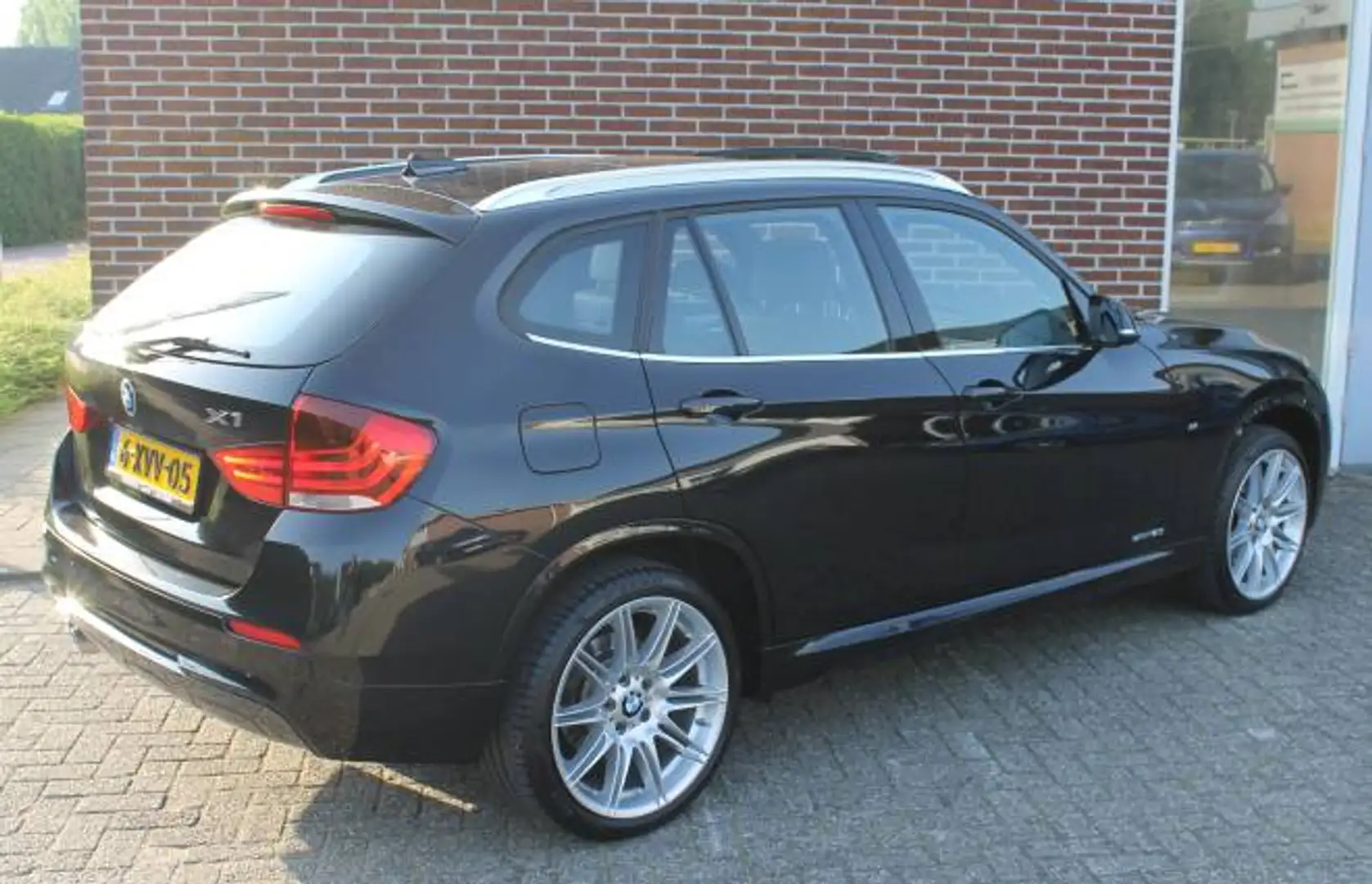 BMW X1 xDrive 20i 184pk Aut. High Executive Zwart - 2