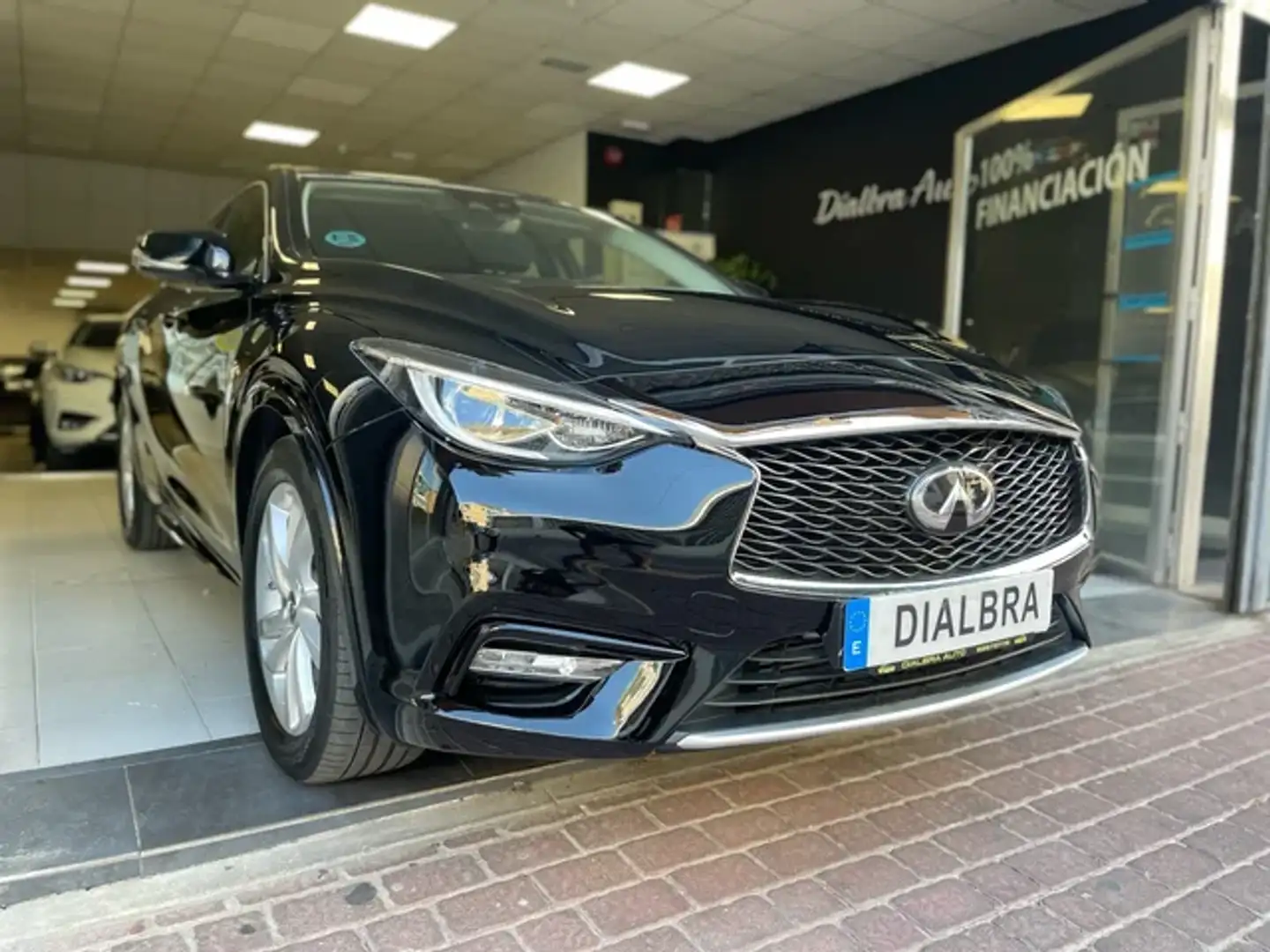 Infiniti Q30 1.5d Premium 7DCT Negro - 1