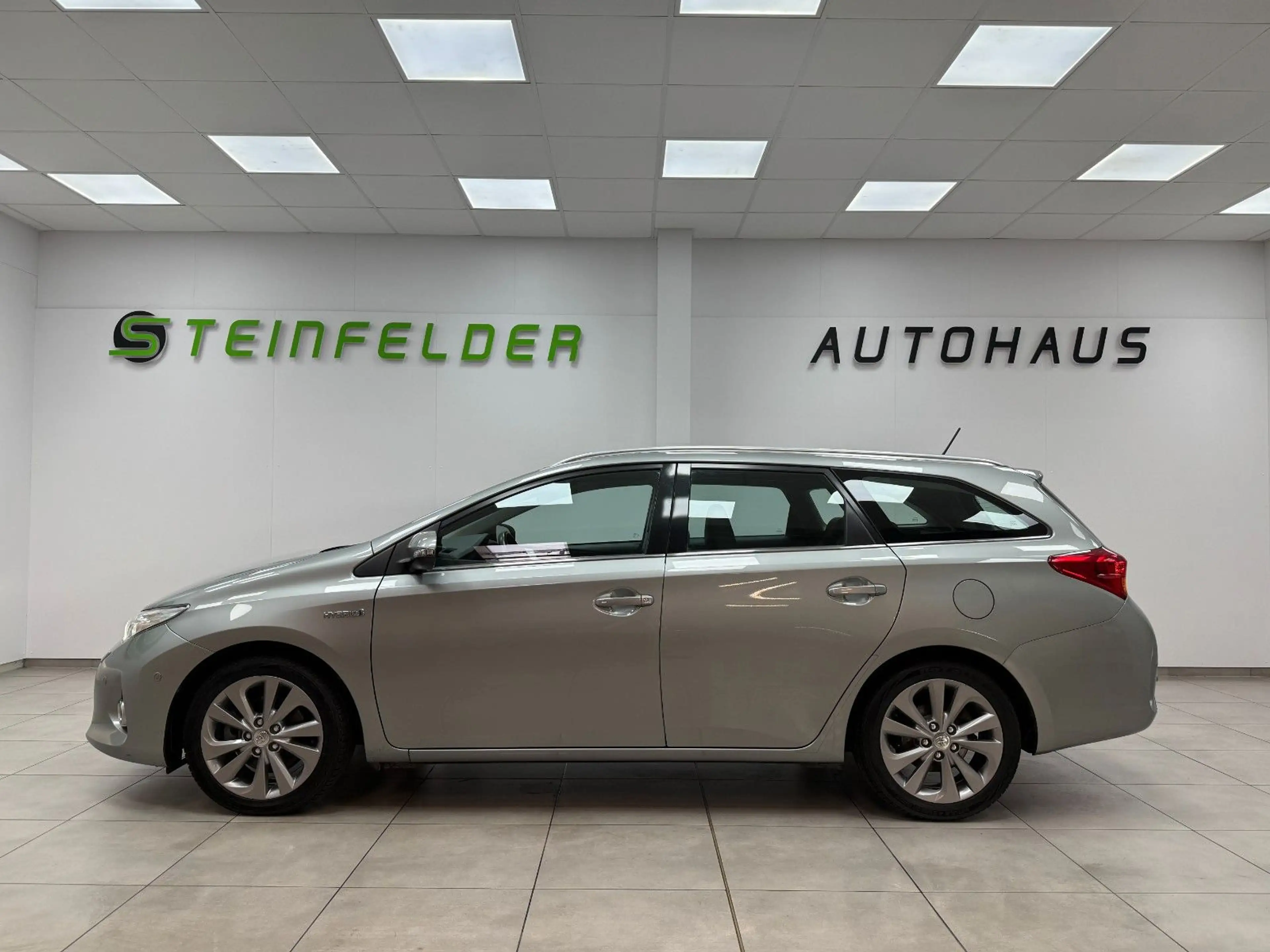 Toyota Auris Hybrid Executive / RKAM — photo 4
