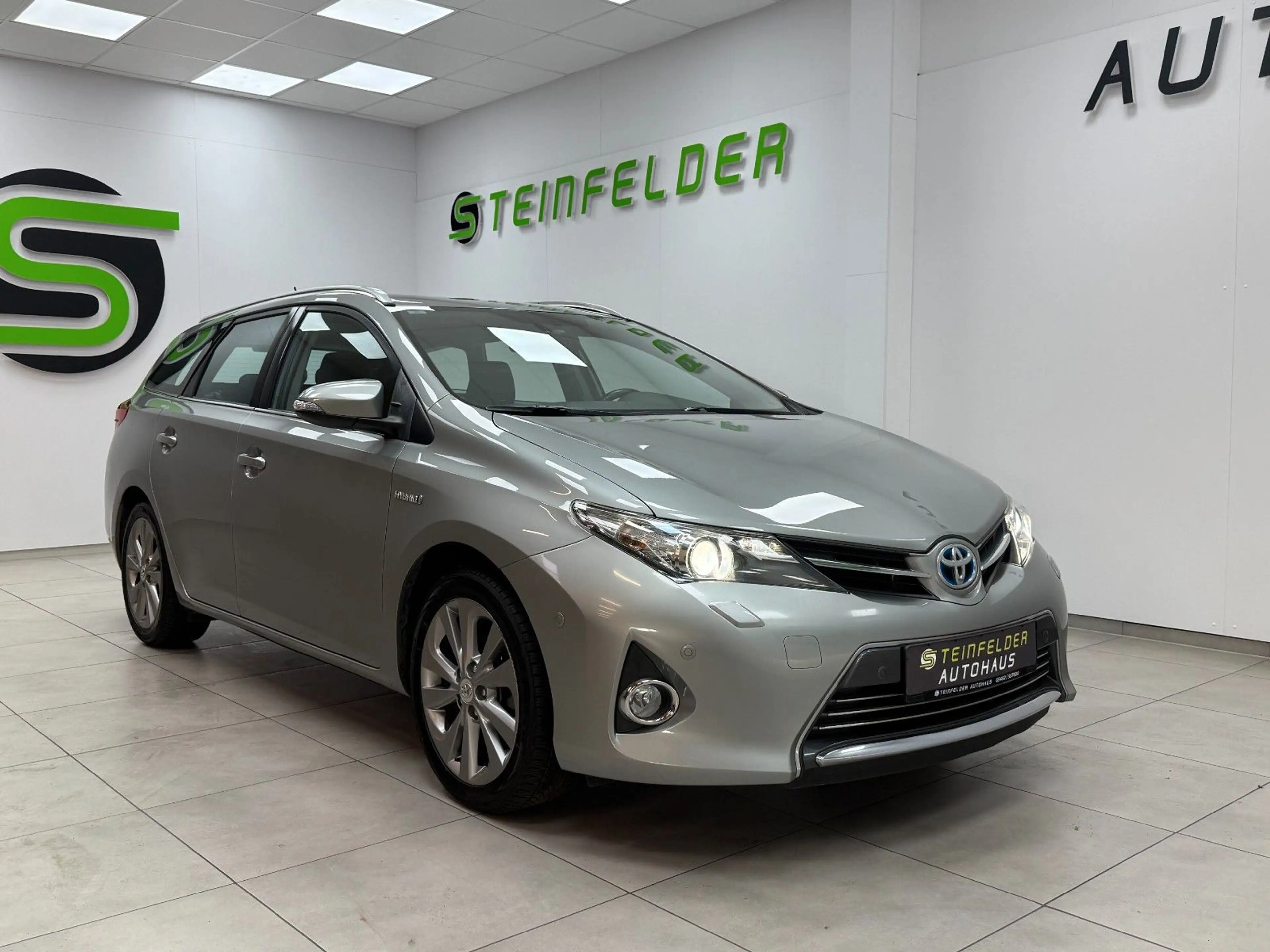 Toyota Auris Hybrid Executive / RKAM