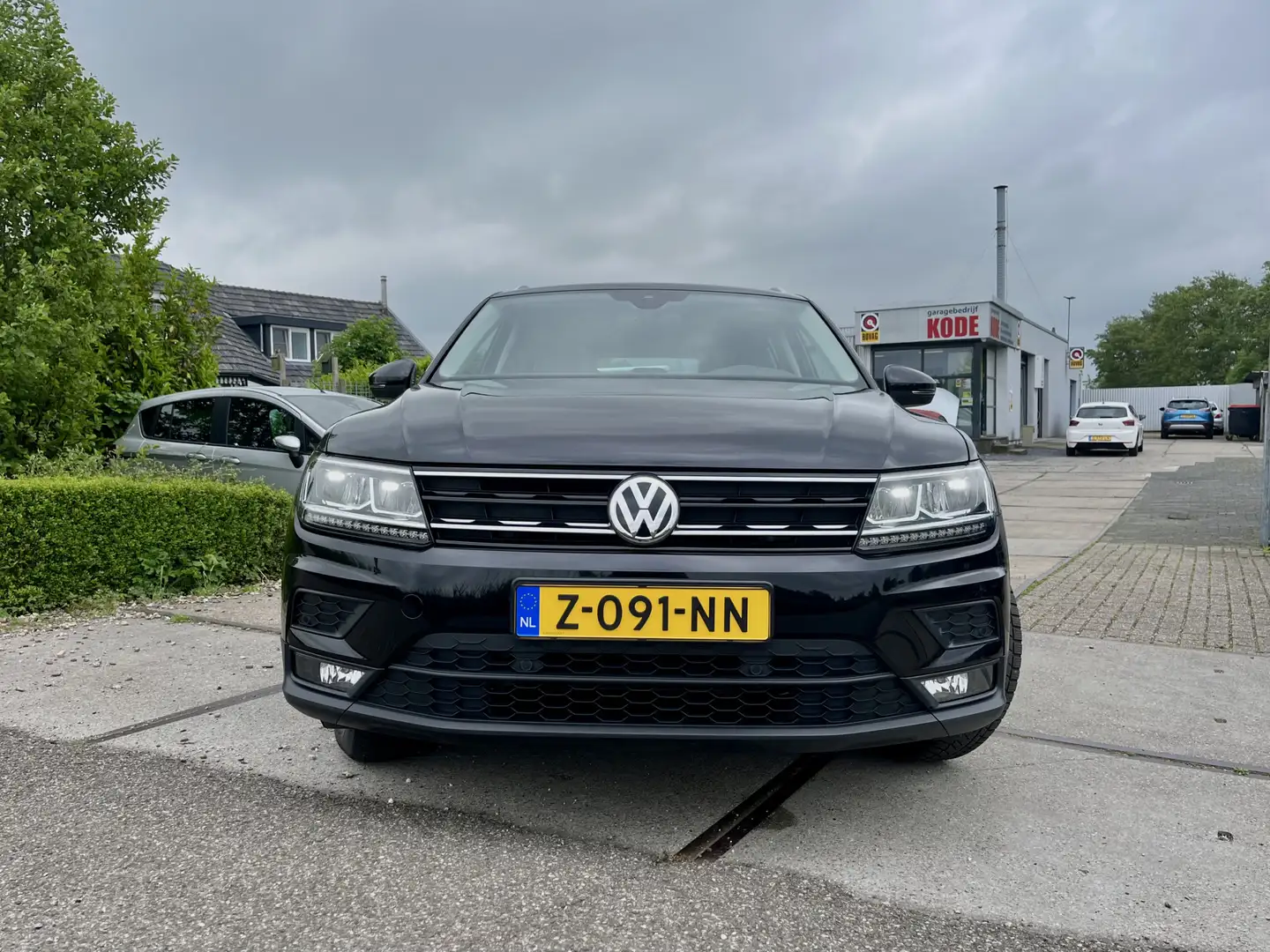 Volkswagen Tiguan 1.5 TSI Comfortline Business Zwart - 2