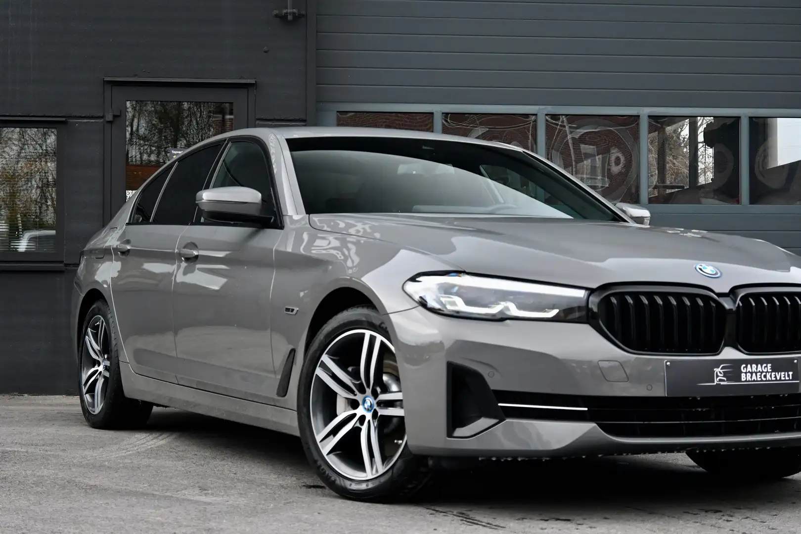 BMW 530 e Facelift - Blackpack - Navipro - 18inch - 1owner Grijs - 2