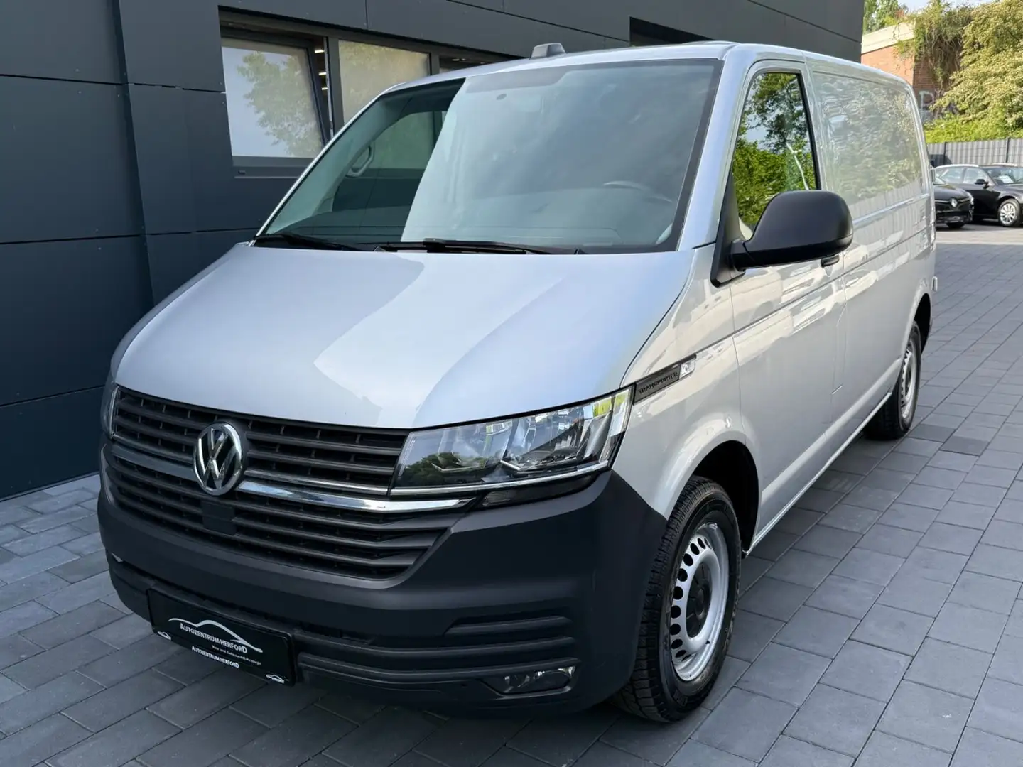 Volkswagen T6 Transporter T6.1 Transporter FWD DSG  Navi Klima ACC PDC Plateado - 1