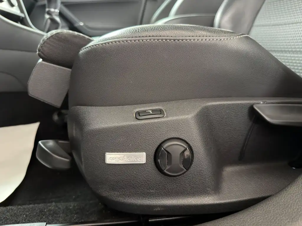 Volkswagen Golf VII 1.6 TDI | Navi | PDC | Massage | Tempom Bild 22