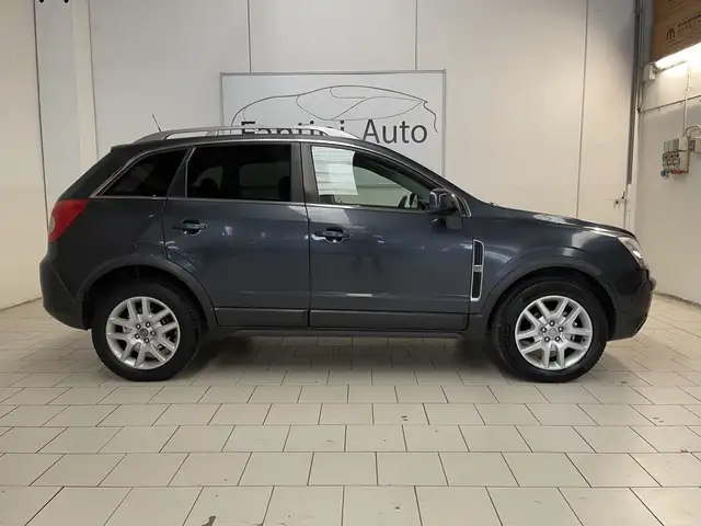 Opel Antara view 2