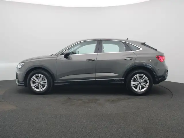 Audi Q3 view 5