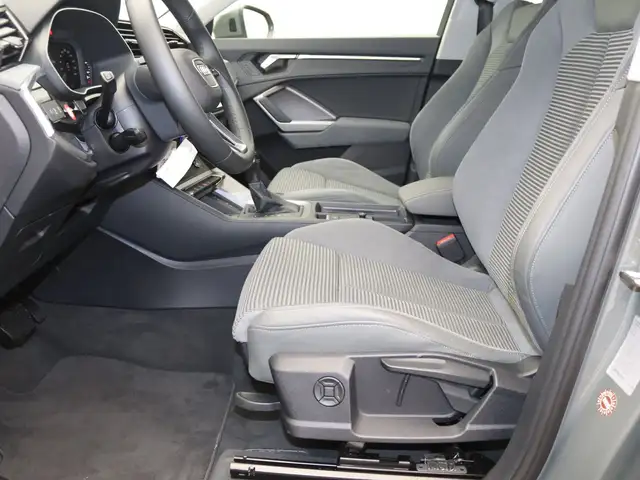 Audi Q3 view 15