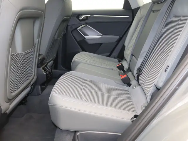 Audi Q3 view 14