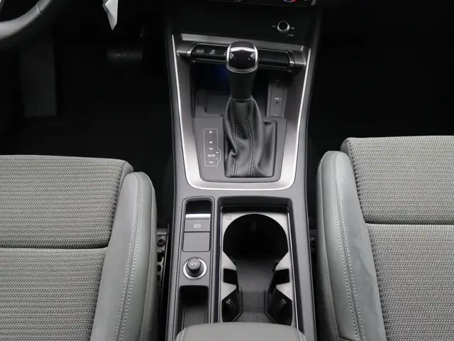 Audi Q3 view 13