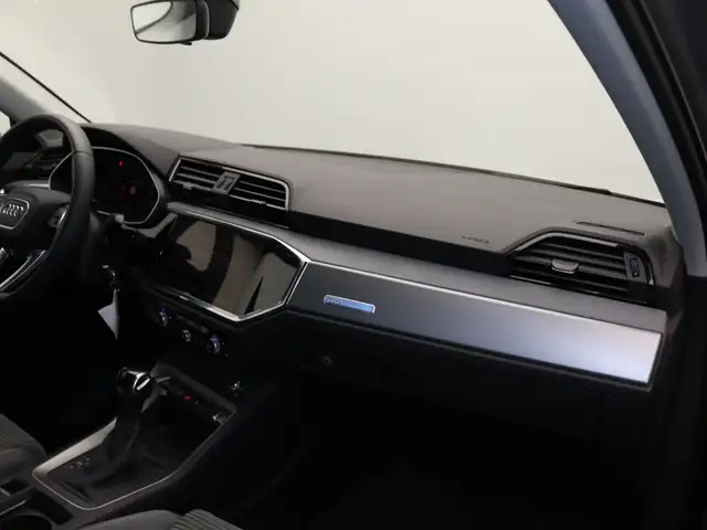 Audi Q3 view 10