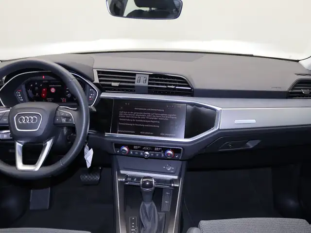 Audi Q3 view 12